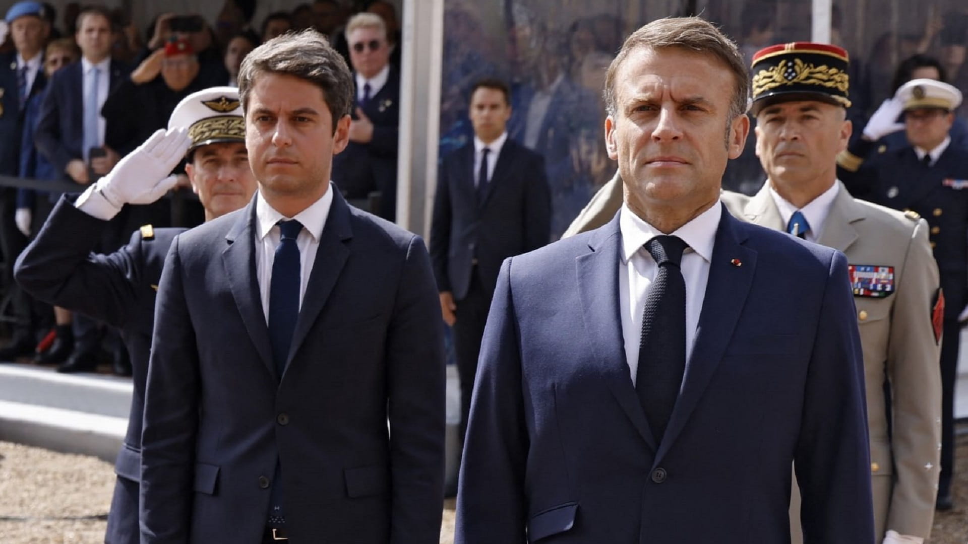 صورة بعنوان: ماكرون يطلب من رئيس الوزراء الفرنسي البقاء في منصبه 