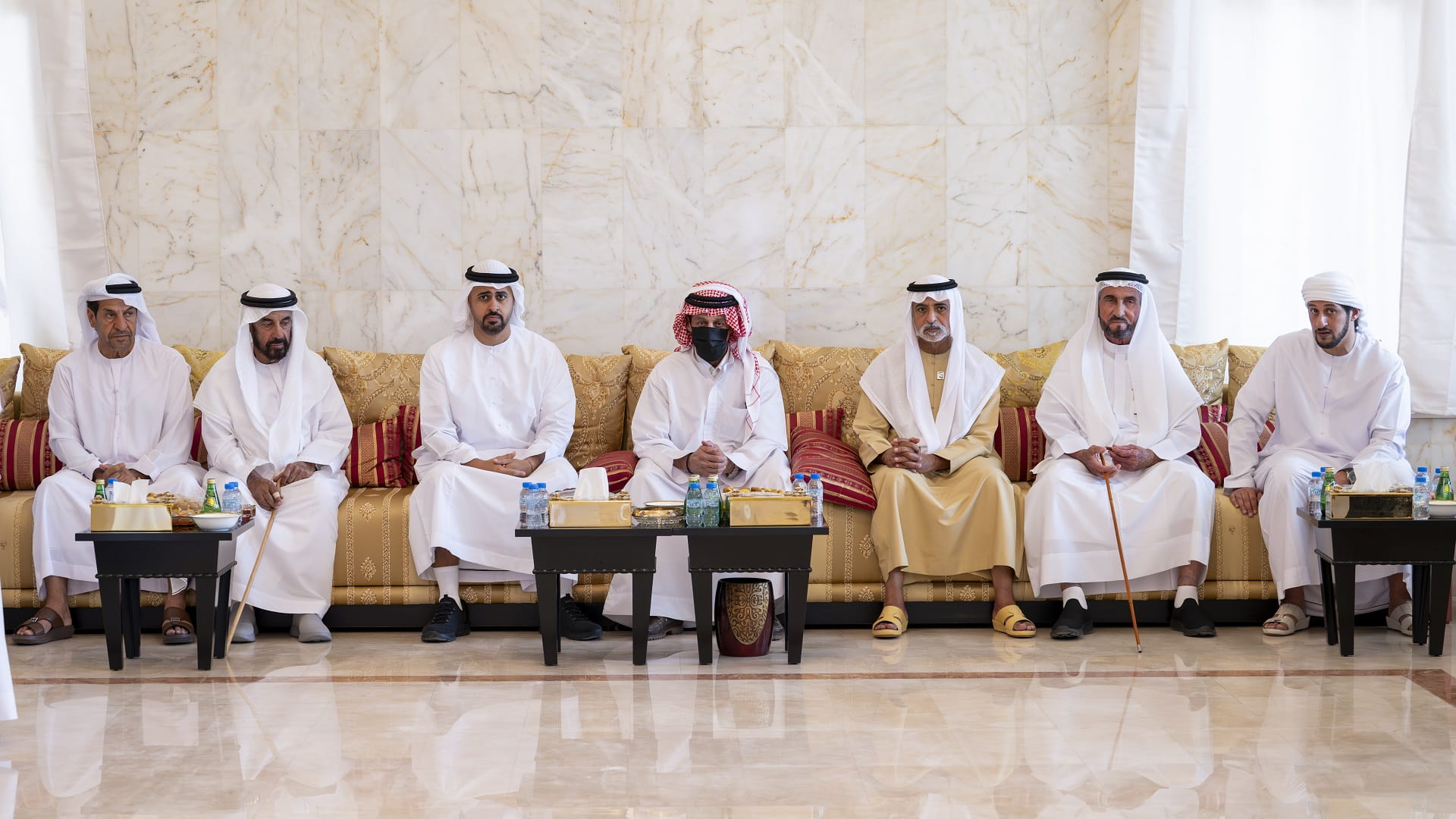 صورة بعنوان: ذياب بن محمد ونهيان بن مبارك يعزيان بوفاة الشيخة ميرة بنت راشد 