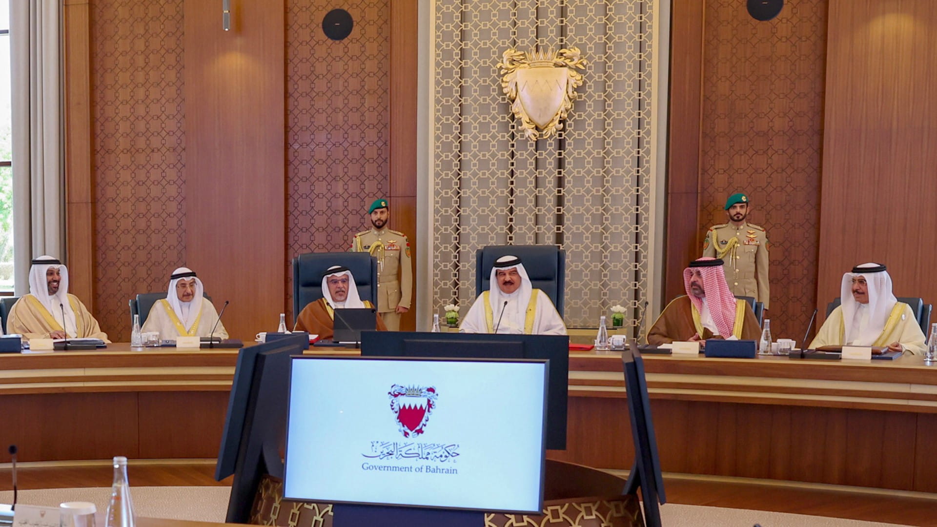 صورة بعنوان: ملك البحرين يطالب المجتمع الدولي بالعمل على منع الأخطار في المنطقة 