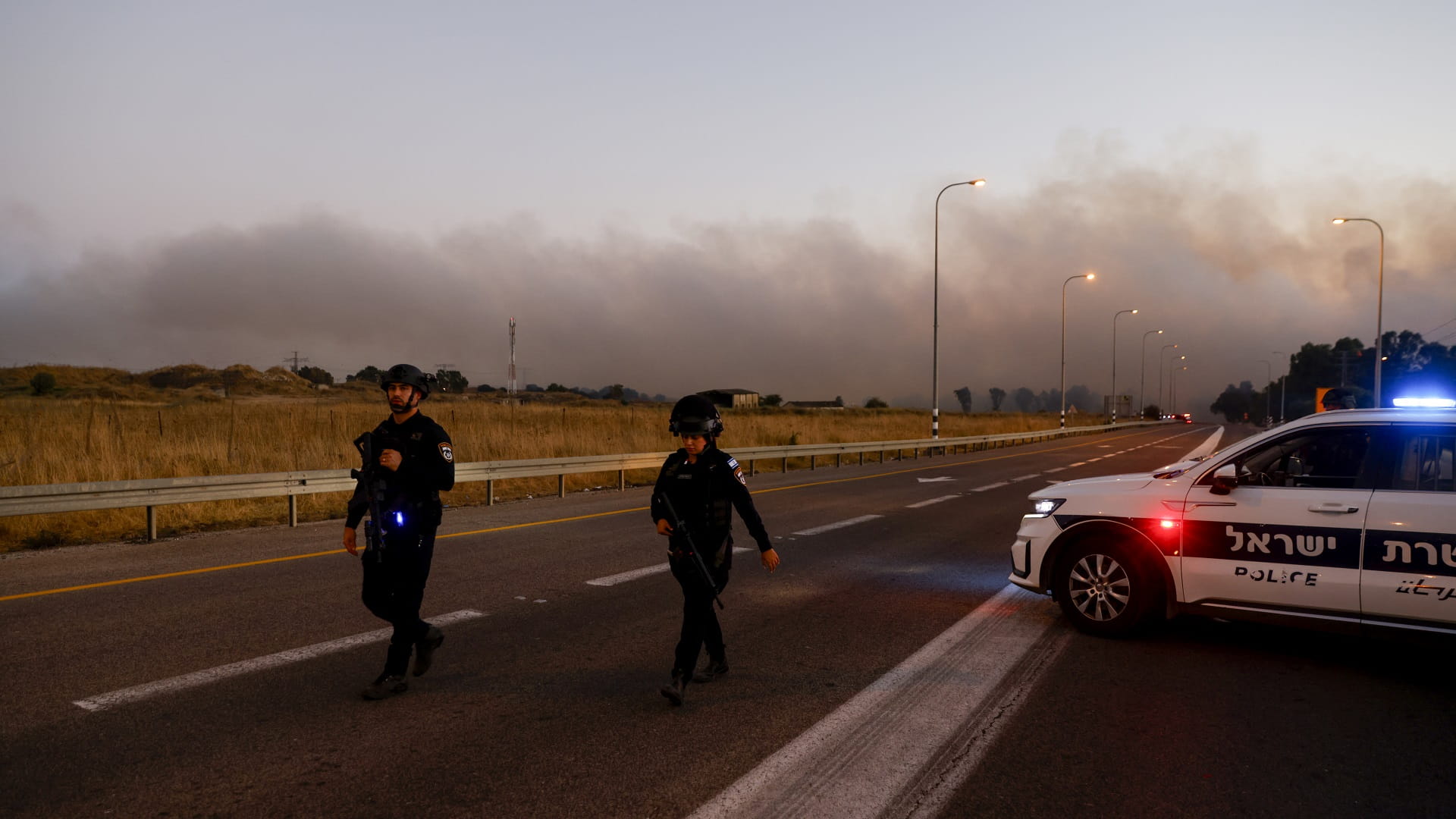 صورة بعنوان: إسرائيل تعلن مقتل شخصين في الجولان المحتل بصواريخ أطلقت من لبنان 