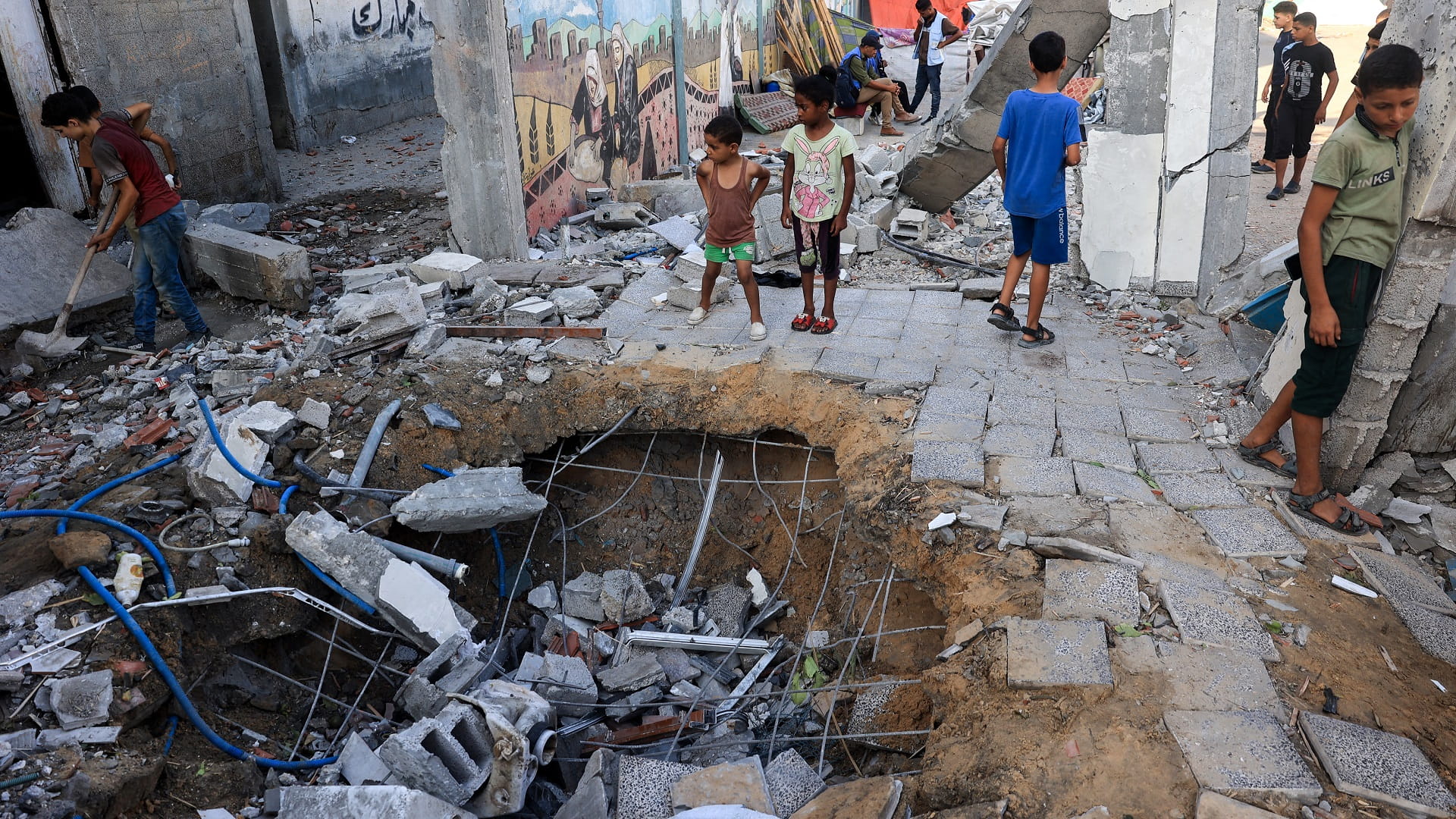 صورة بعنوان: وفاة وإصابة العشرات بقصف إسرائيلي استهدف مدرسة تأوي نازحين في غزة 