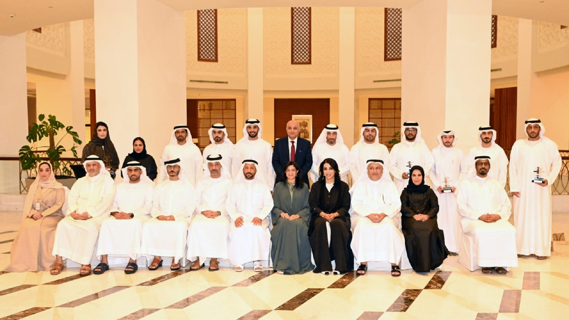 صورة بعنوان: غرفة الشارقة تحتفل بتخريج 11 مشاركاً ببرنامج القيادة الاستراتيجية  