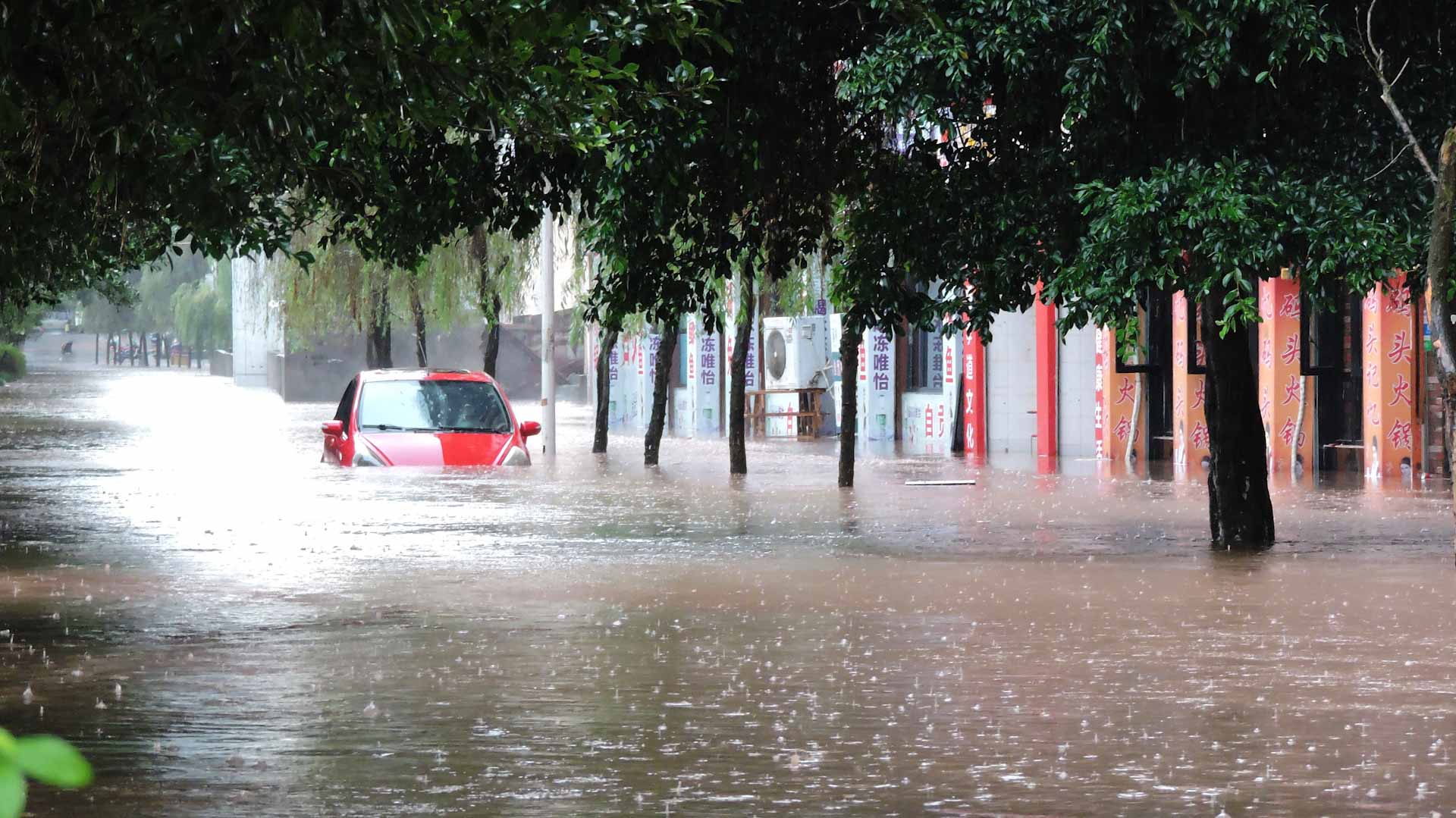 صورة بعنوان: وسط سيول وانهيارات أرضية.. العواصف تحاصر أكثر من 130 بمنطقة التبت 