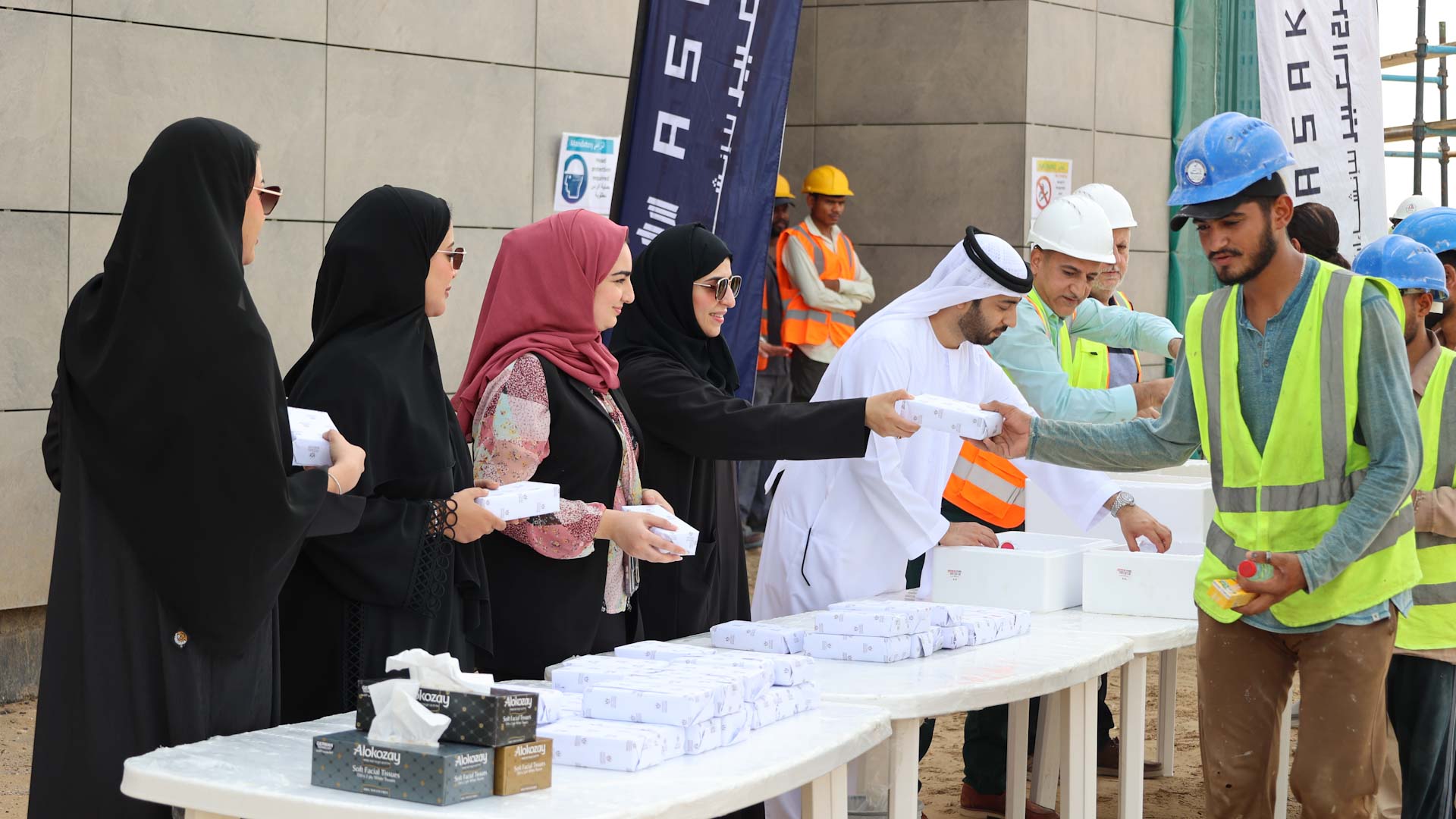 صورة بعنوان: "أشغال الشارقة" توزع مراوح ذكية على العمال بأحد مشاريعها الإنشائية 