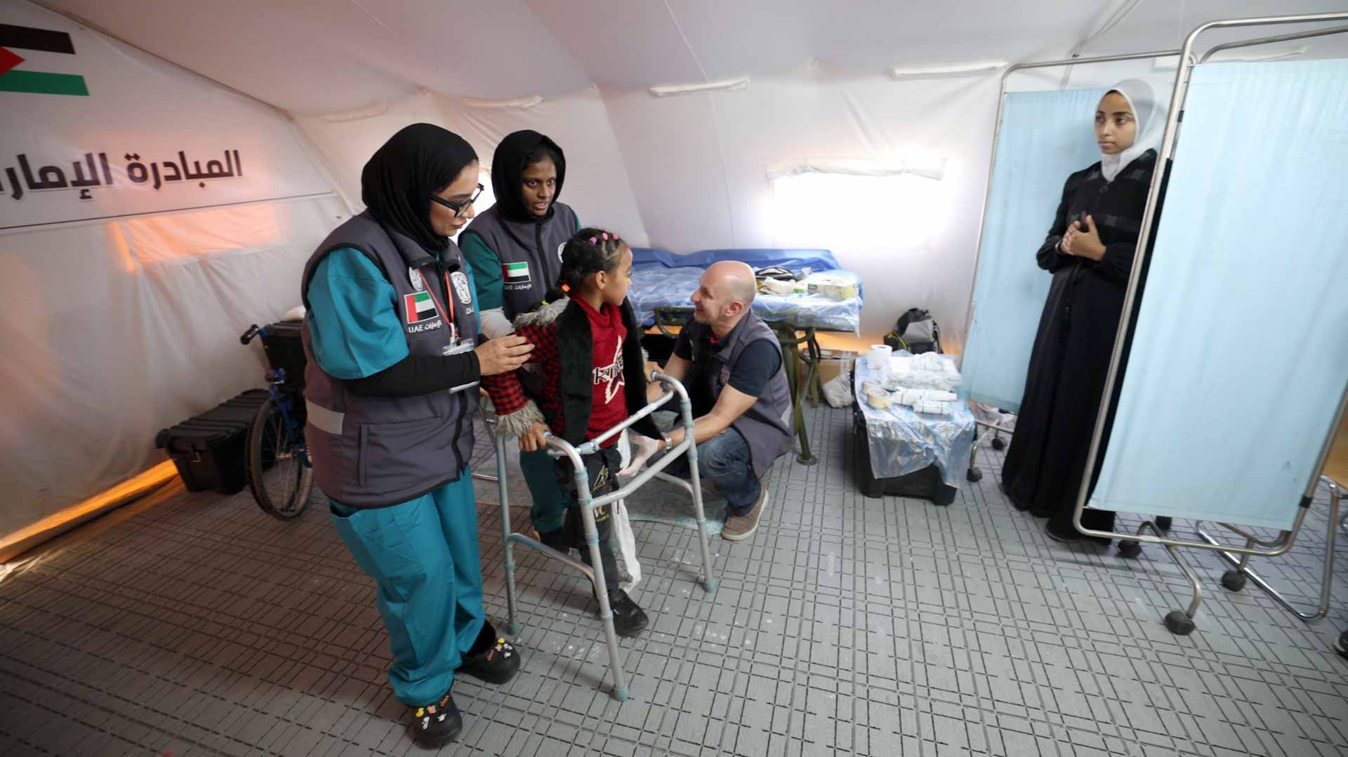 صورة بعنوان: مكتب "فخر الوطن" يشيد بجهود متطوعي أبناء الإمارات لإغاثة أهل غزة 