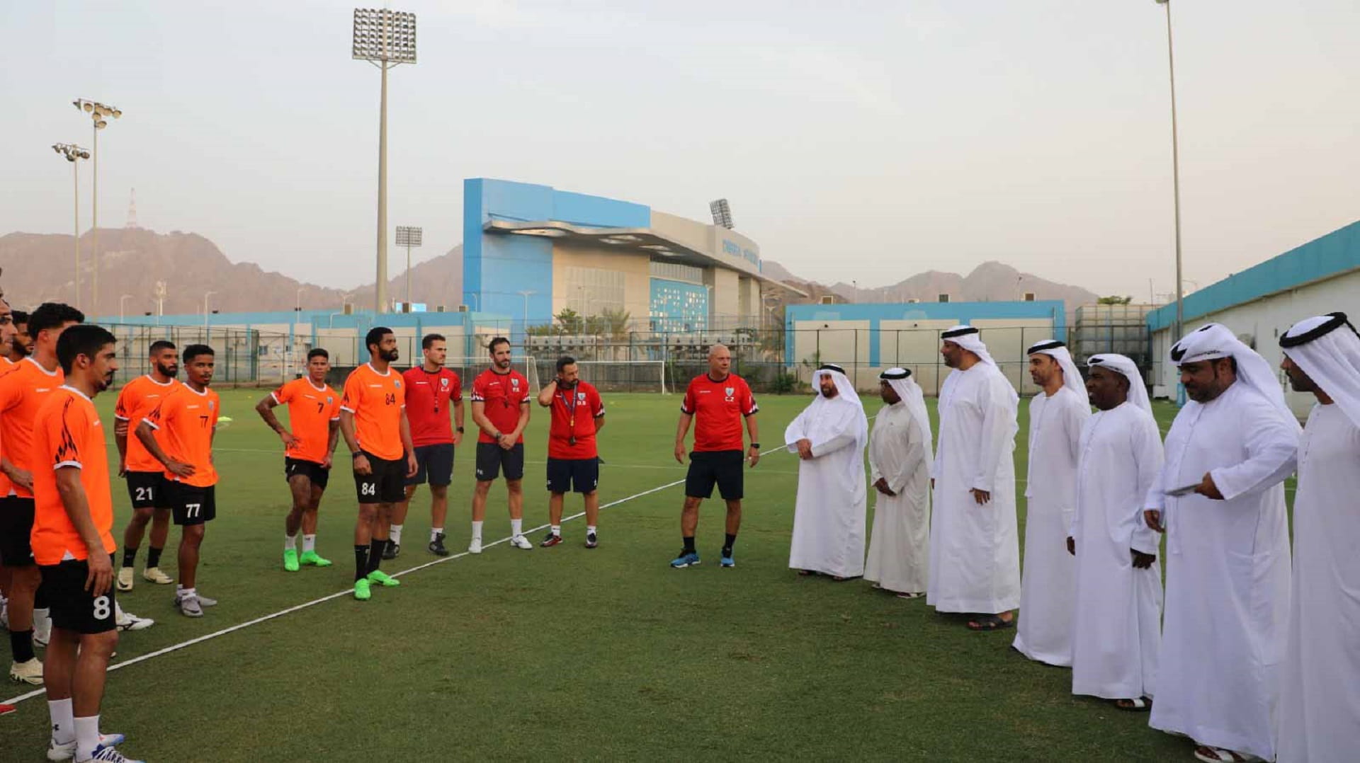 صورة بعنوان: عيسى هلال يلتقي الفريق الأول لكرة القدم بنادي دبا الحصن  