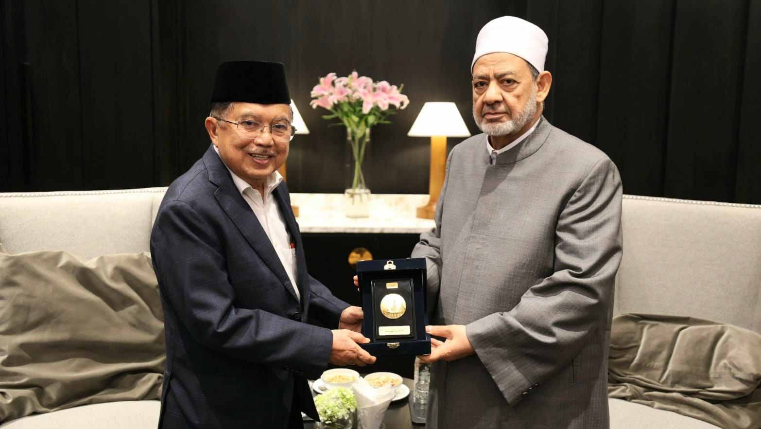 Image for the title: Grand Imam of Al Azhar meets Indonesian Mosque Council Chair 