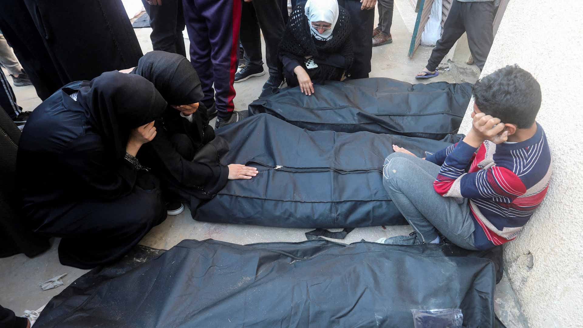 صورة بعنوان: "صحة غزة": 71 فلسطينياً قتلوا في الغارة الإسرائيلية على مخيم بغزة  