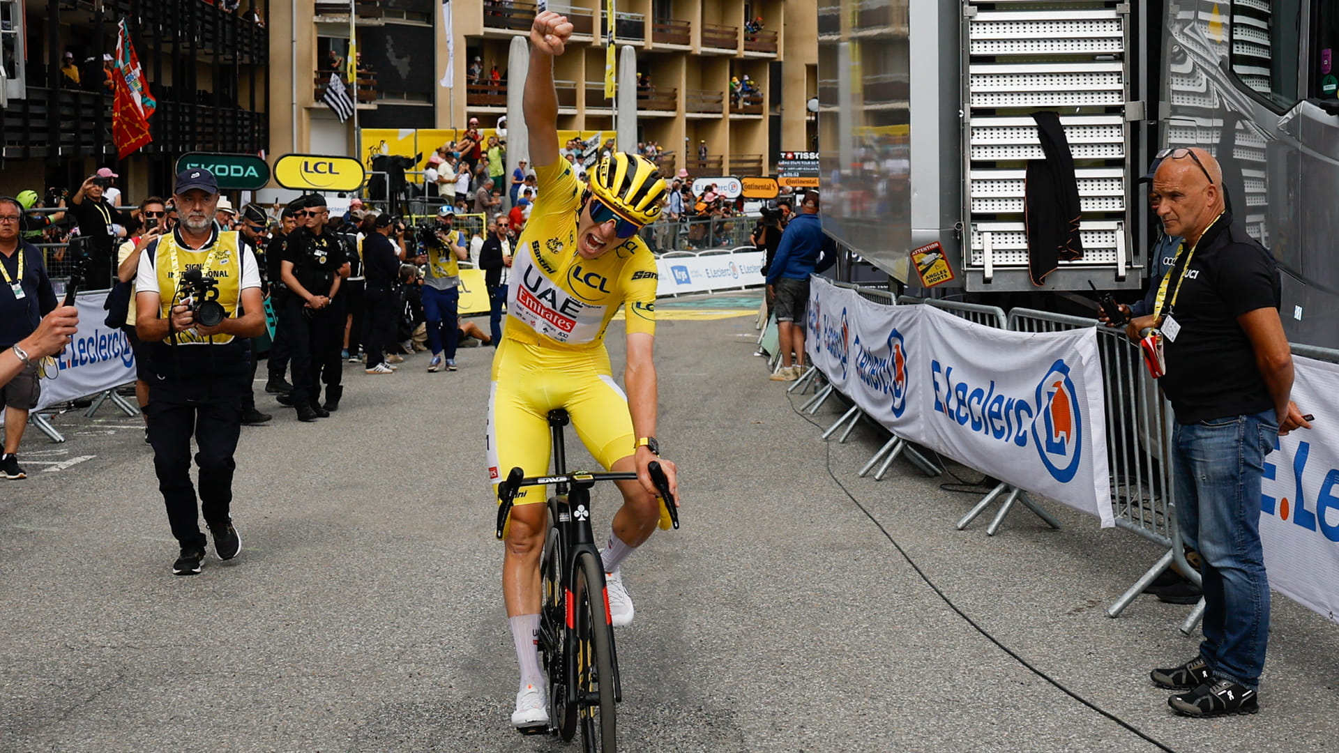 صورة بعنوان: قائد فريق الإمارات يقترب من الفوز بطواف فرنسا للدراجات الهوائية 