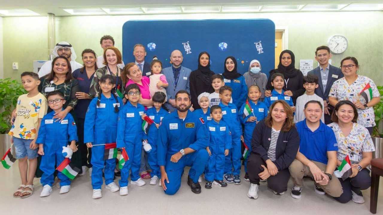 صورة بعنوان: "أصدقاء مرضى السرطان"تجمع 25 طفلاً مع رائدي الفضاء المطروشي والملا 