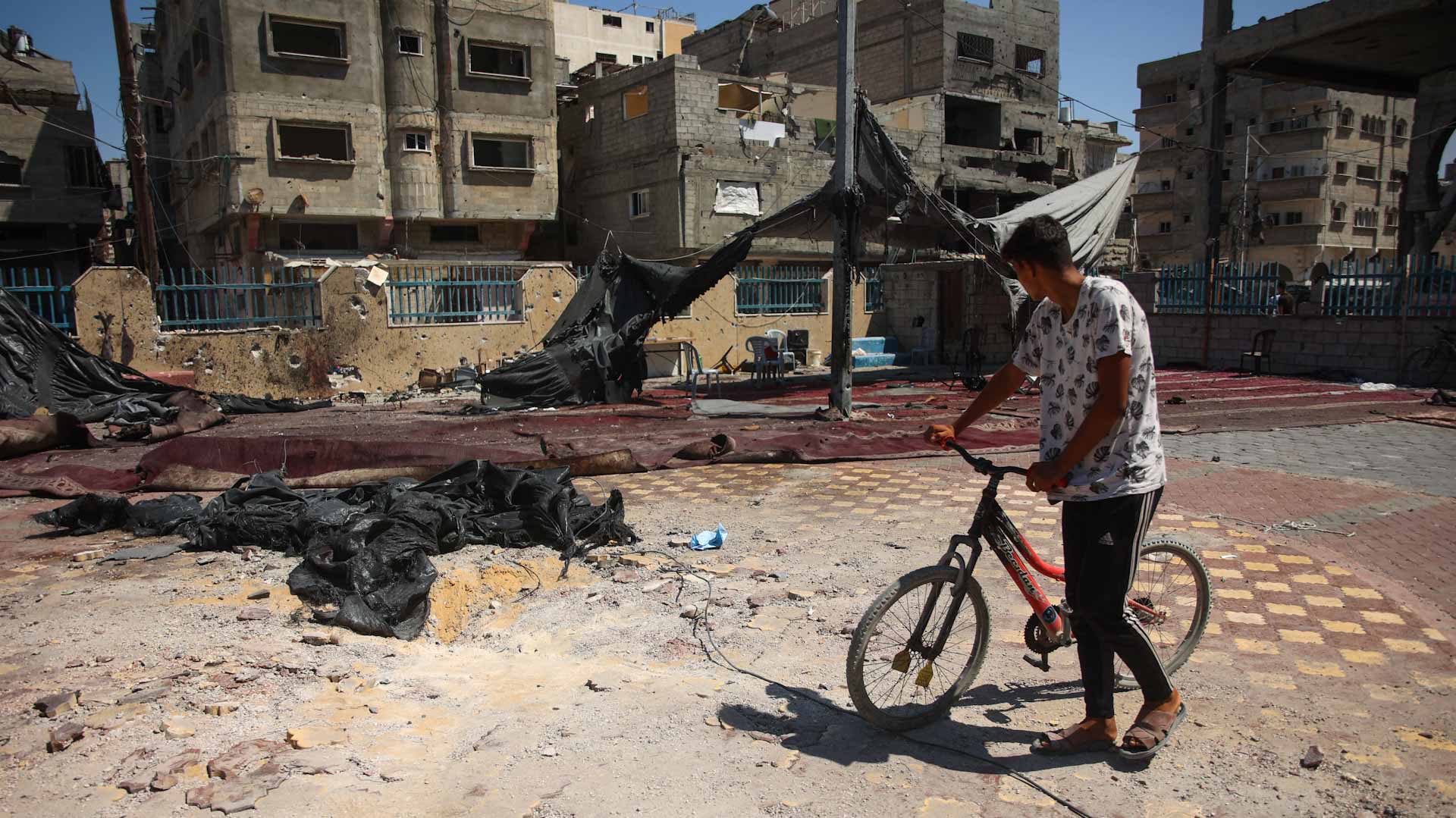 Image for the title: Gaza say 90 Palestinians killed as Israel targets Hamas 