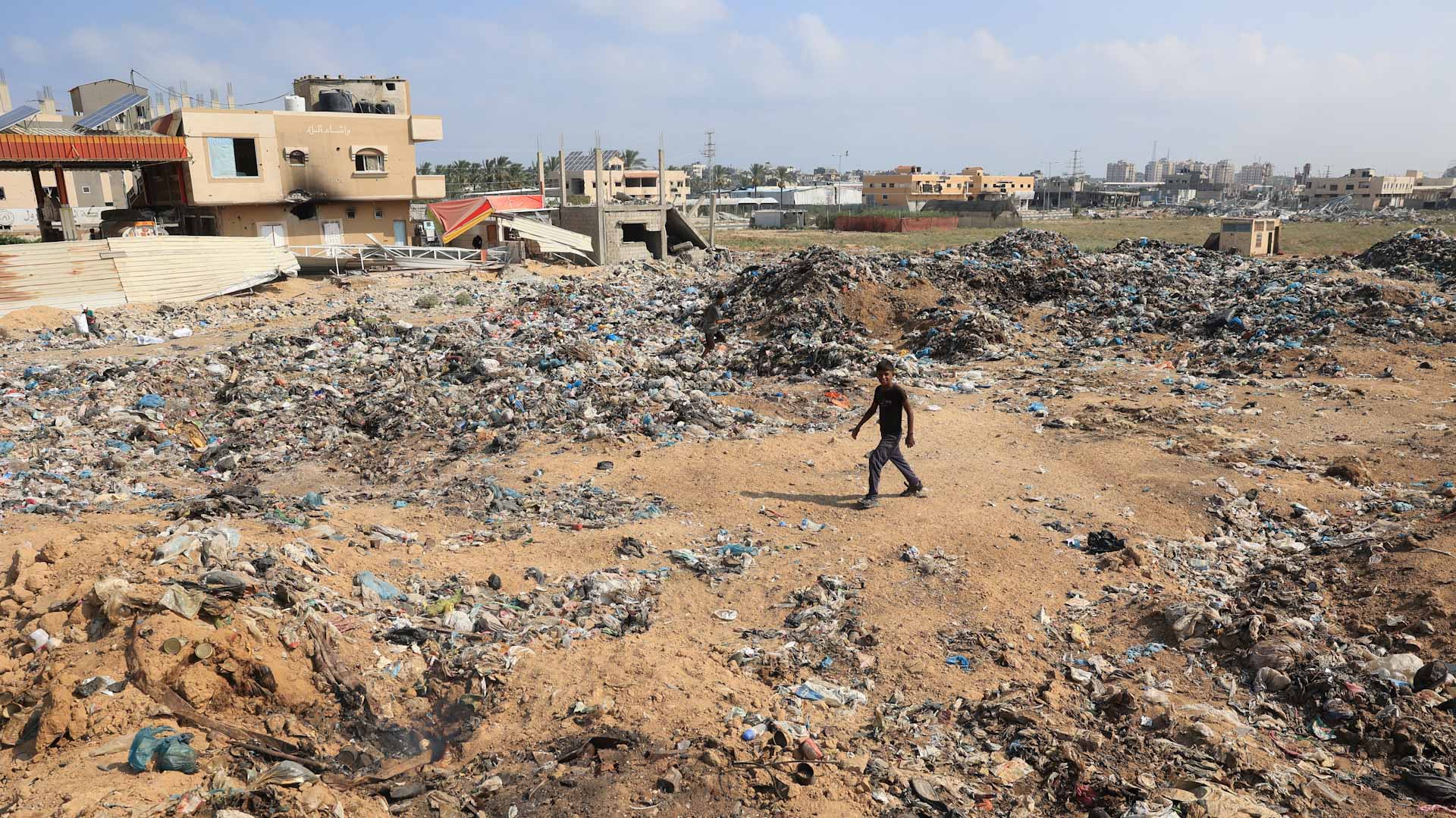 Image for the title: Israel hits Gaza from land, sea and air as Hamas halts talks 