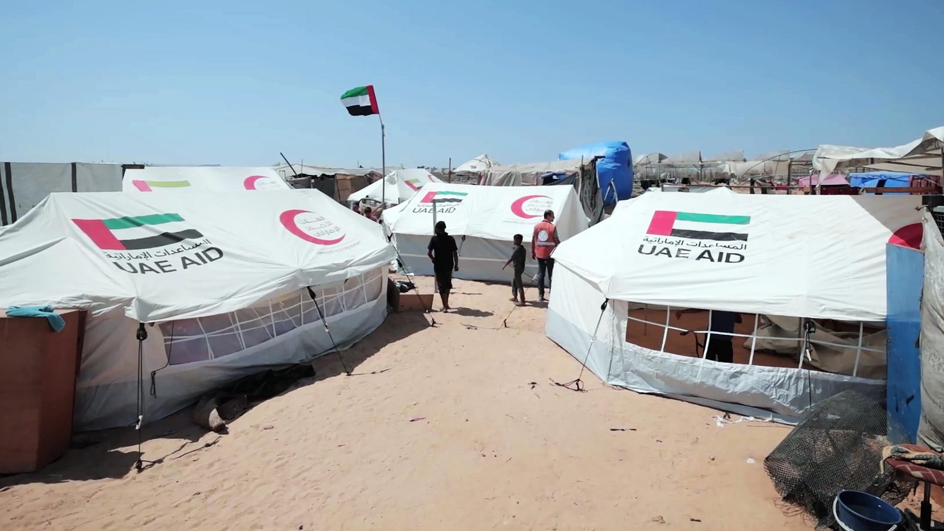 Image for the title: UAE delivers tents and aid to Palestinians in Khan Younis 