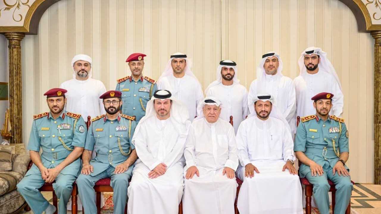 صورة بعنوان: اللواء الشامسي يزور أمين الهرمودي في منزله للاطمئنان على صحته 