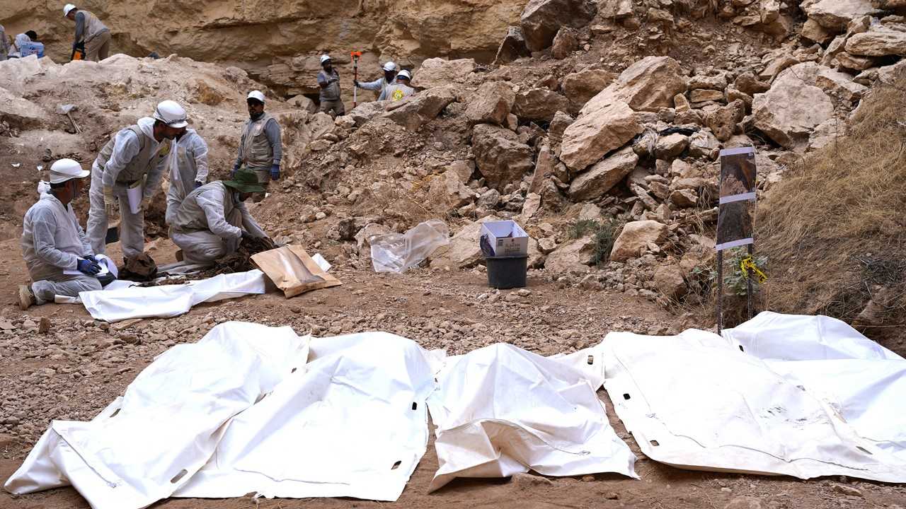 صورة بعنوان: العراق ينتشل رفات 139 من ضحايا "داعش" من "شق جيولوجي" 