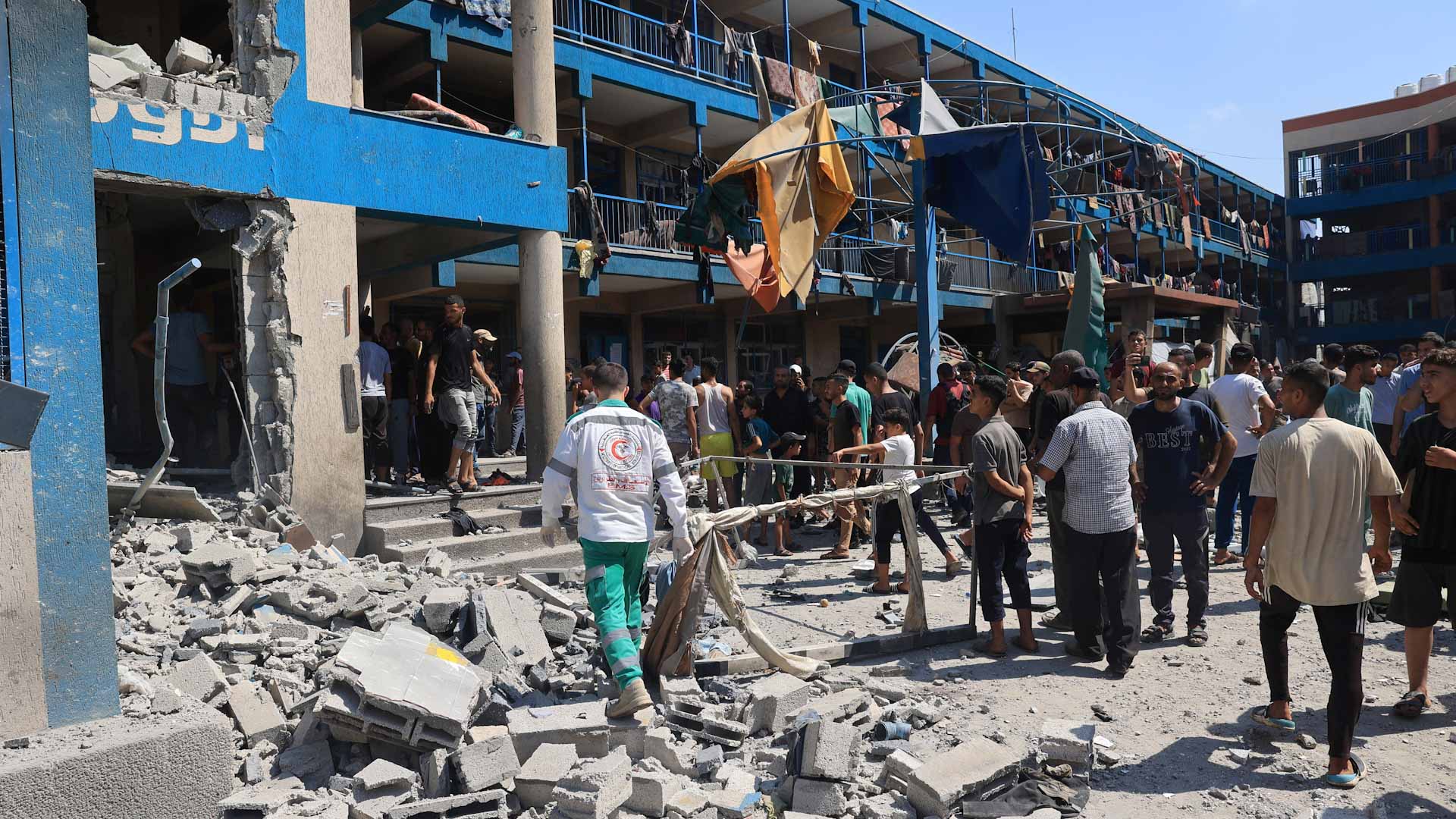 صورة بعنوان: الجيش الإسرائيلي يقصف مدرسة في النصيرات بقطاع غزة ويقتل 15 