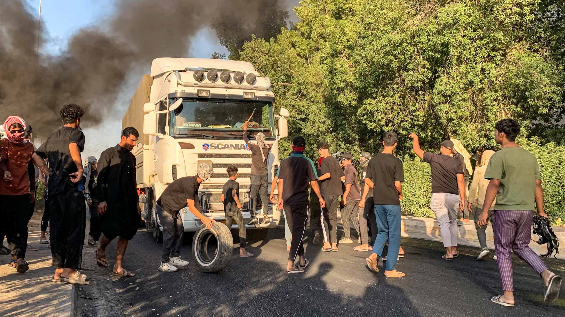 صورة بعنوان: تظاهرات في العراق احتجاجاً على شح المياه وانقطاع الكهرباء 