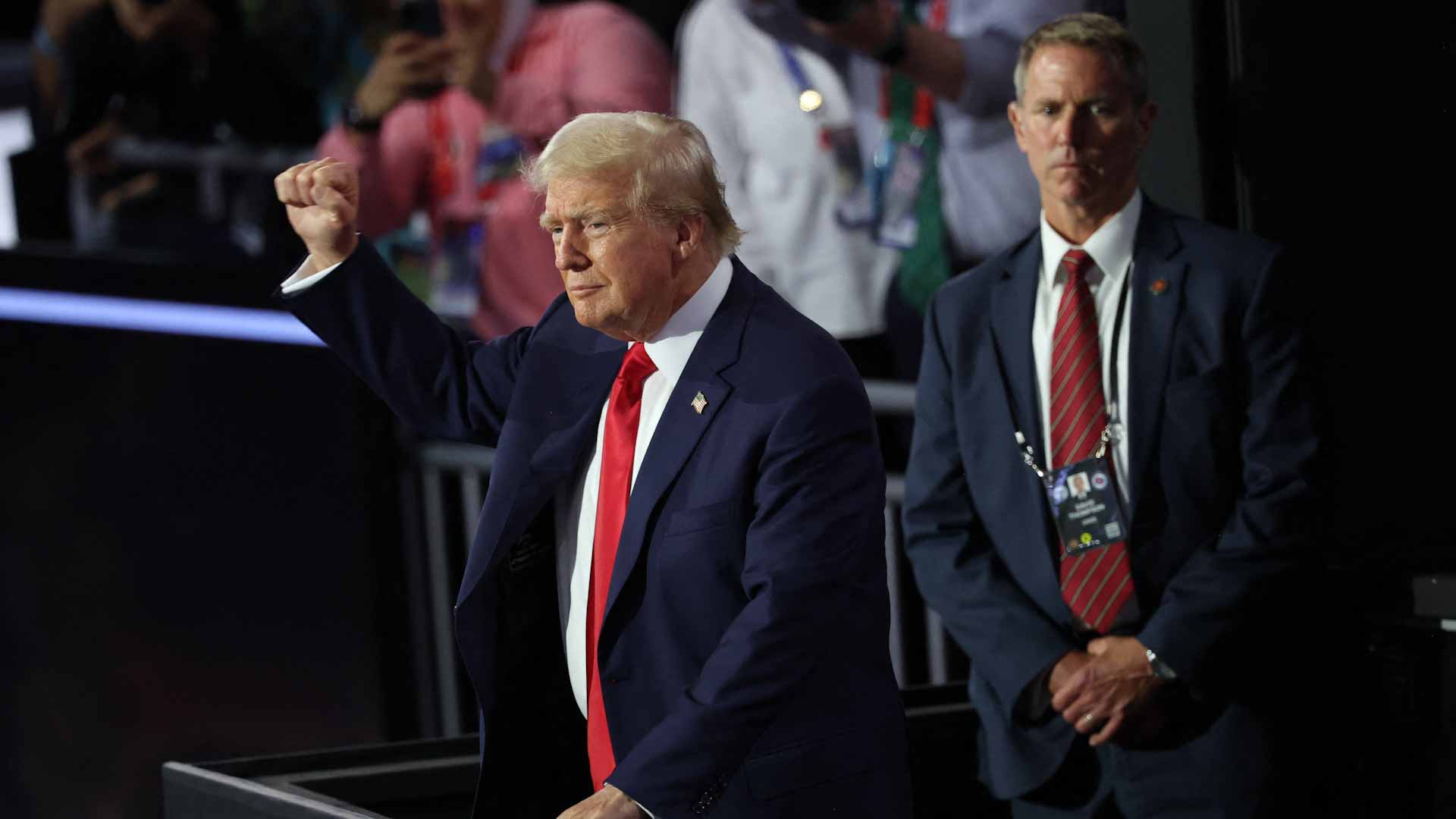 صورة بعنوان: ترامب يظهر في مؤتمر الحزب الجمهوري واضعاً ضمادة على أذنه 