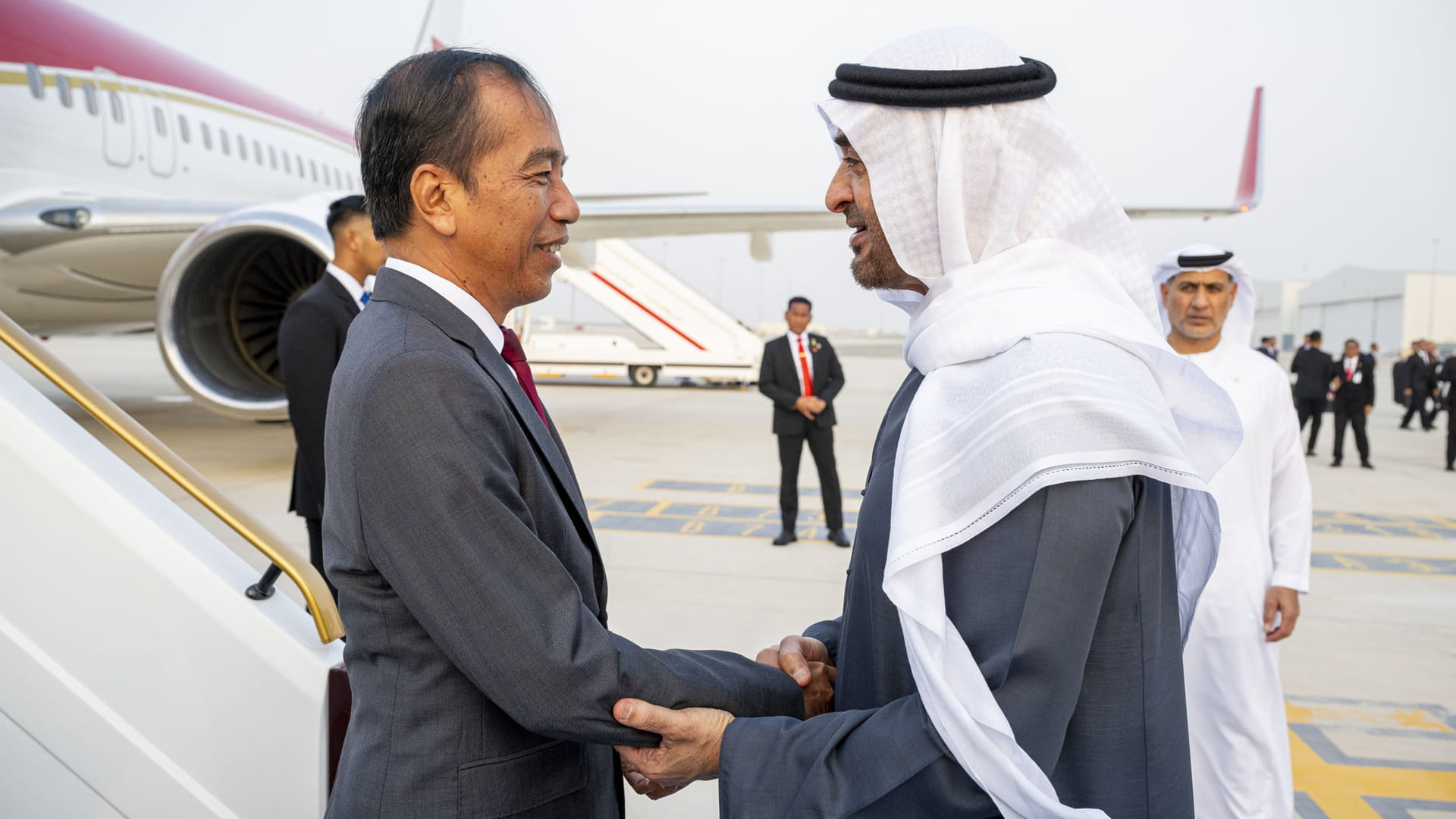 Image for the title: Mohamed bin Zayed welcomes Indonesian President  