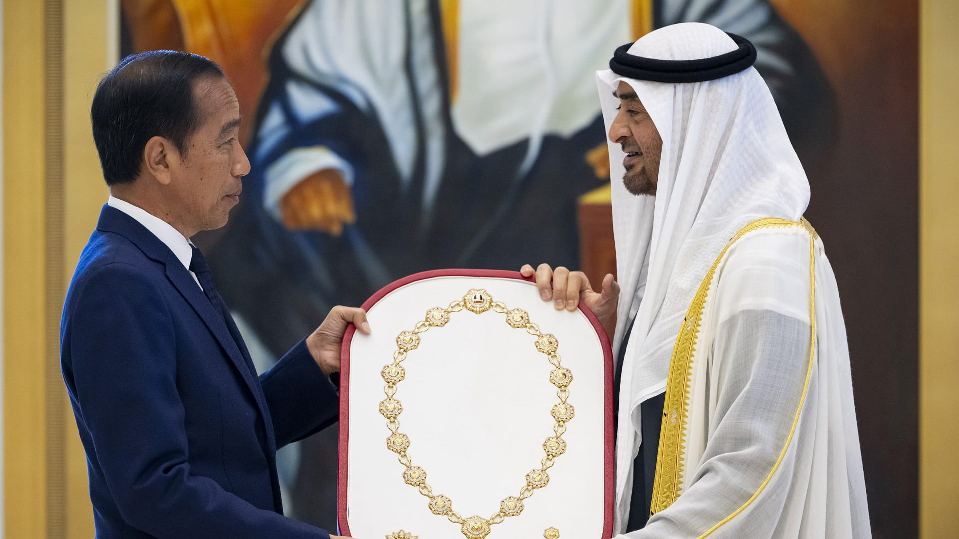 Image for the title: UAE President bestows Order of Zayed upon Indonesian President 