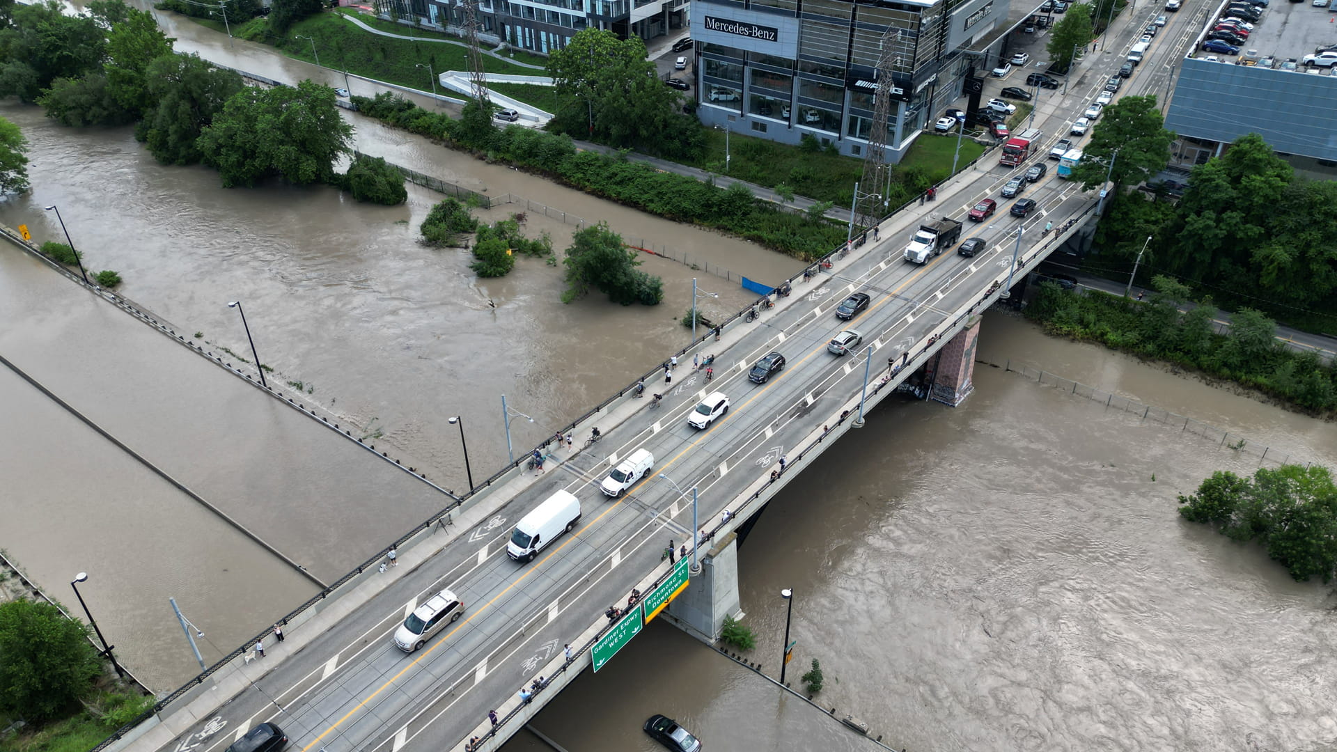 صورة بعنوان: أمطار غزيرة تغمر الطرق والسيارات في تورونتو بكندا 