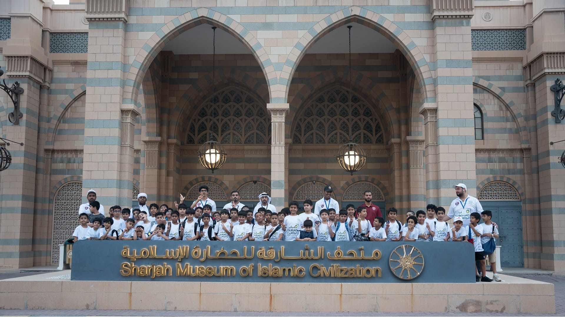 صورة بعنوان: منتسبو معسكر الحمرية الصيفي يتعرفون على فنون الحضارة الإسلامية 