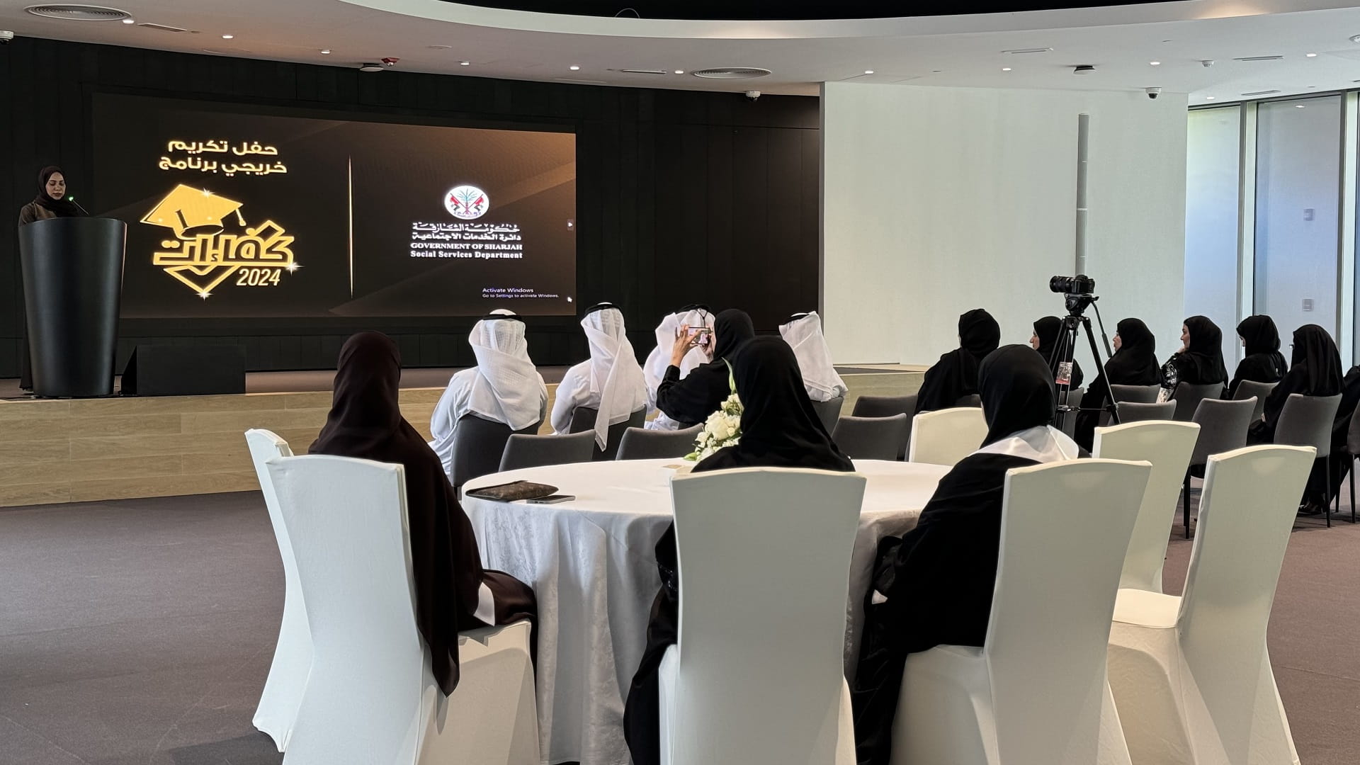 صورة بعنوان: "اجتماعية الشارقة" تكرم الطلبة المشاركين بـ"كفاءات" للتدريب المهني 