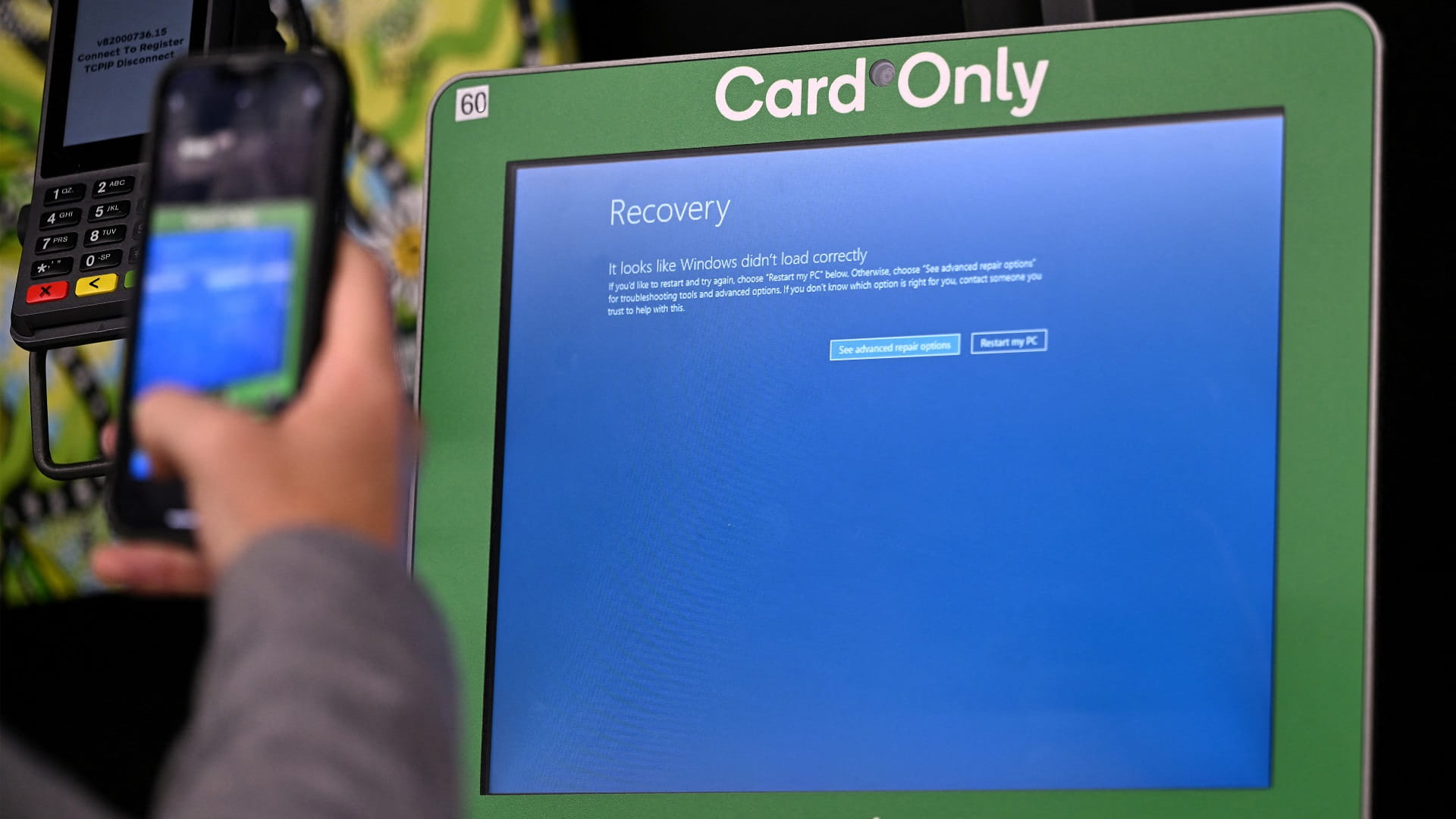 صورة بعنوان: خلل تقني عالمي يؤثر على المطارات والبنوك وأسواق النفط والغاز 