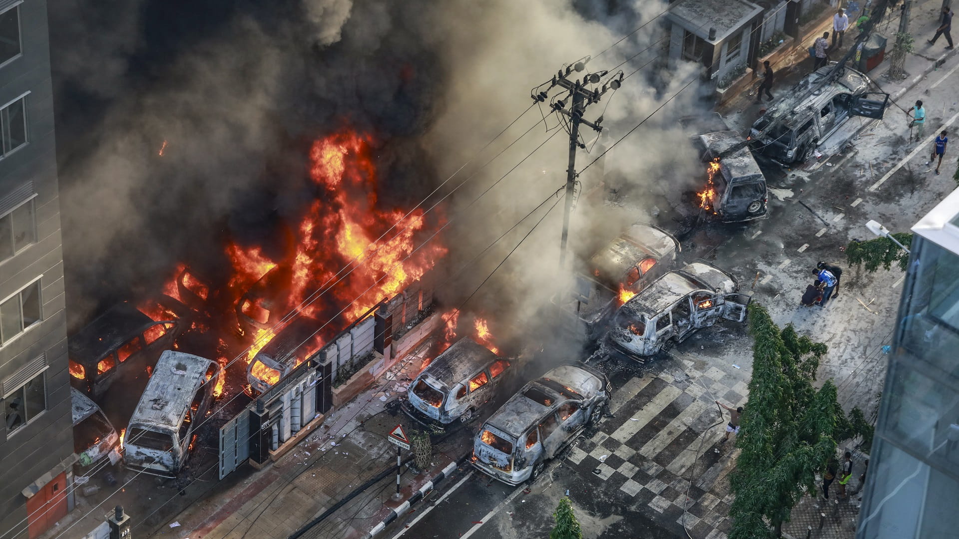 صورة بعنوان: وفاة 105 باحتجاجات بنغلادش والسلطات تفرض حظراً للتجول بكل البلاد  