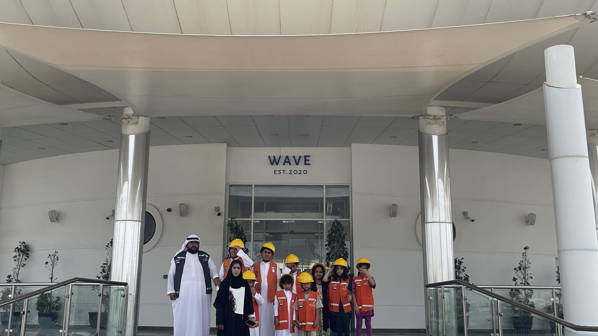 صورة بعنوان: "أشغال الشارقة" تعرّف طلبة دبا الحصن بطرق هندسة وتصميم المباني  