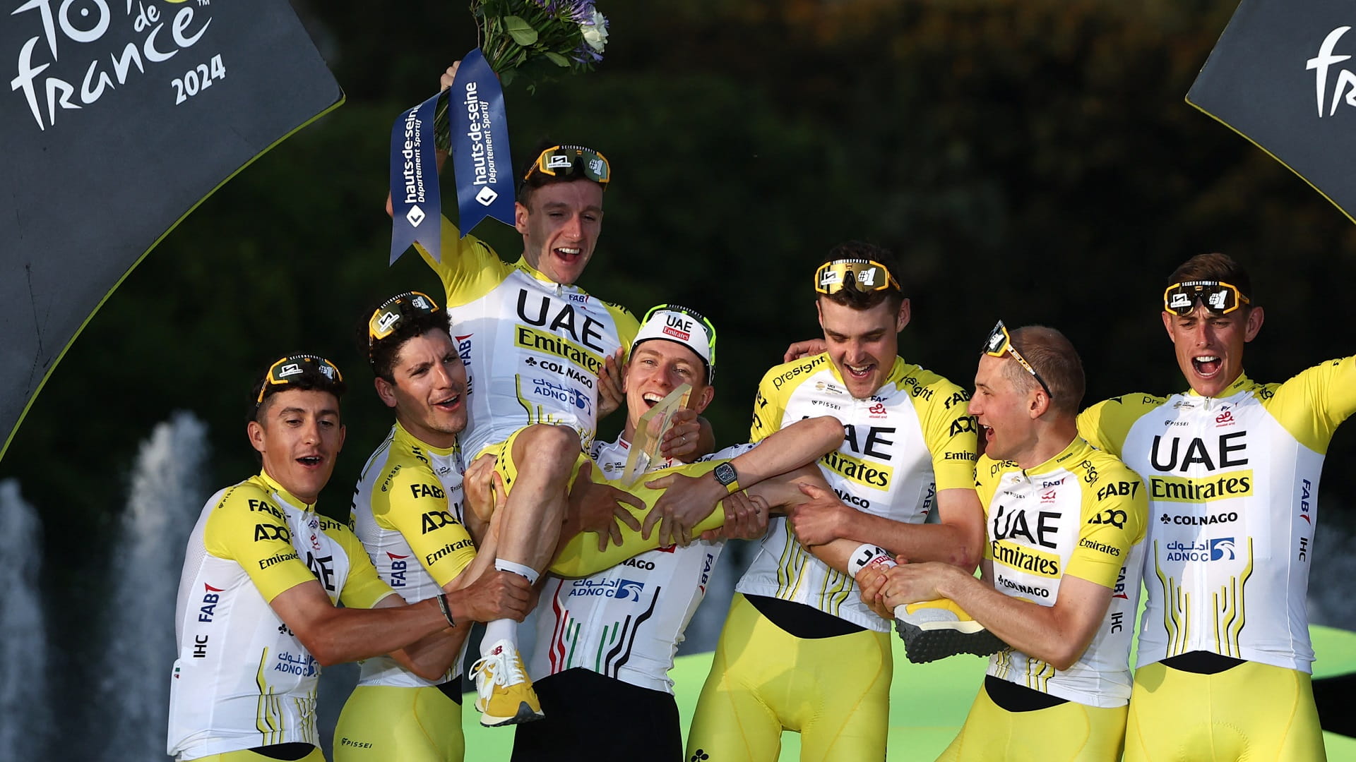 صورة بعنوان: بوجاتشار قائد فريق الإمارات يتوج بلقب طواف فرنسا للدراجات الهوائية 