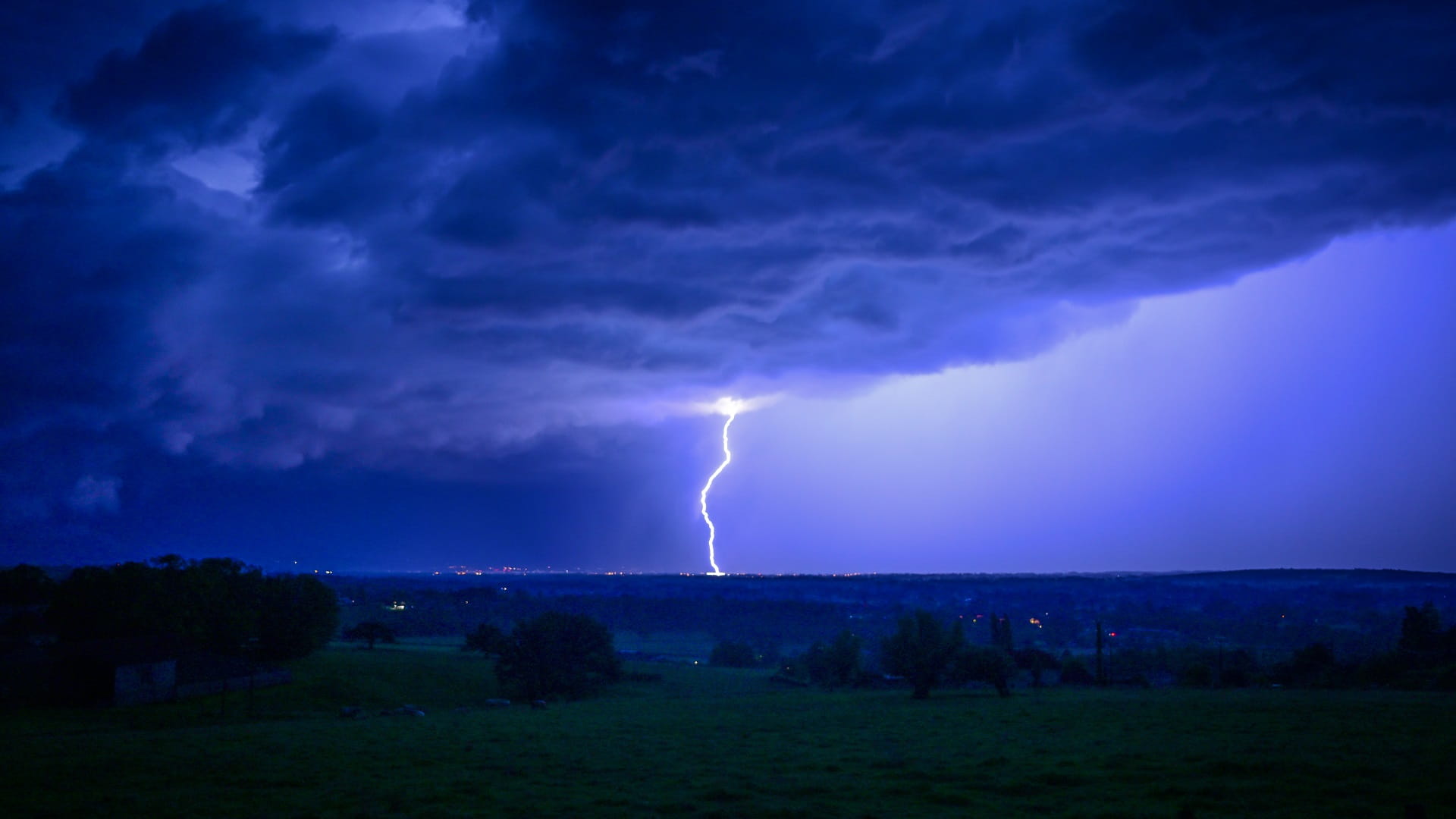 صورة بعنوان: عواصف شديدة وأمطار غزيرة تجتاح شرقي فرنسا 