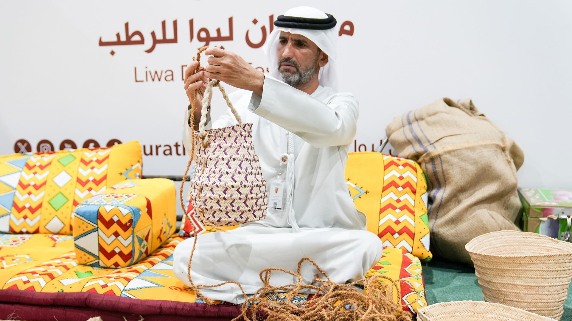 صورة بعنوان: مهرجان ليوا للرطب يعيد إحياء الاستخدامات التراثية المبتكرة للنخلة 