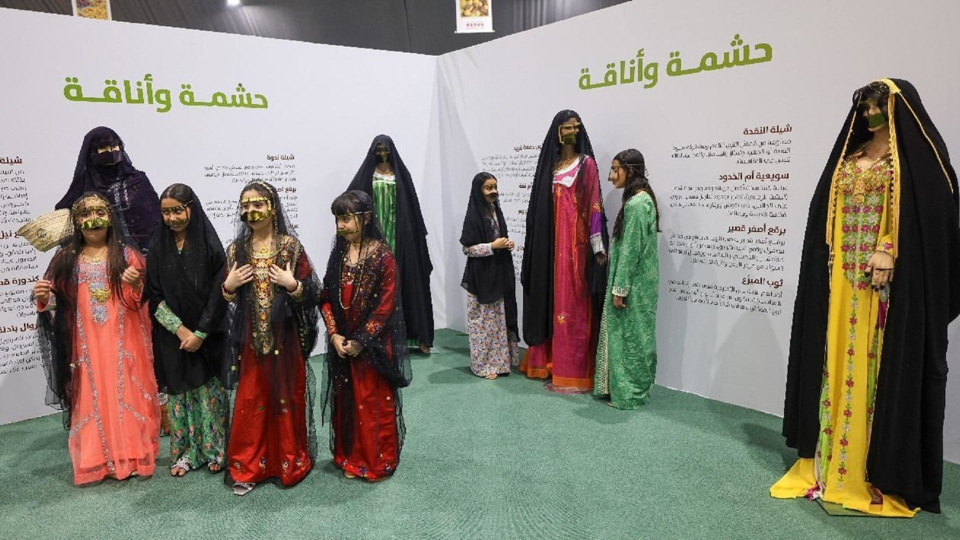 صورة بعنوان: أزياء المرأة الإماراتية التراثية تجذب أنظار زوار مهرجان ليوا للرطب 