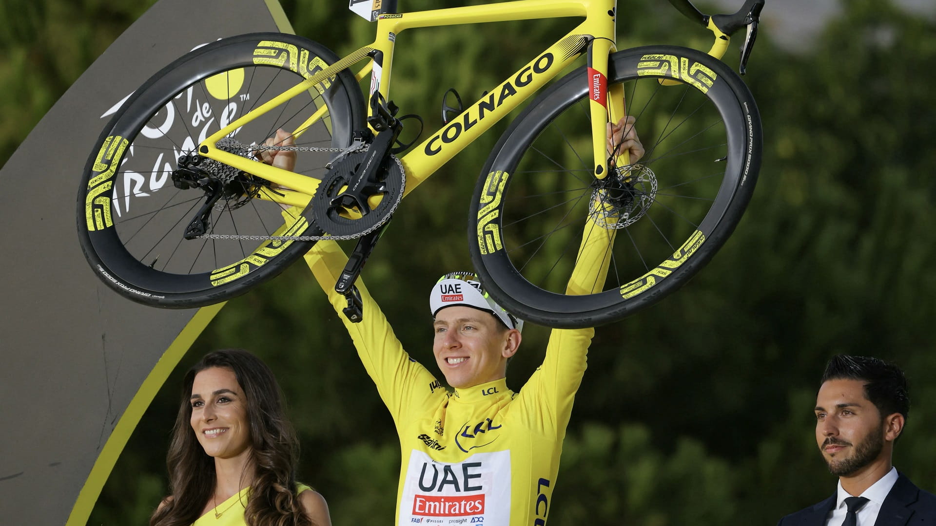 صورة بعنوان: الهاجري: إحراز "الإمارات للدراجات" لقب طواف فرنسا إنجاز تاريخي 