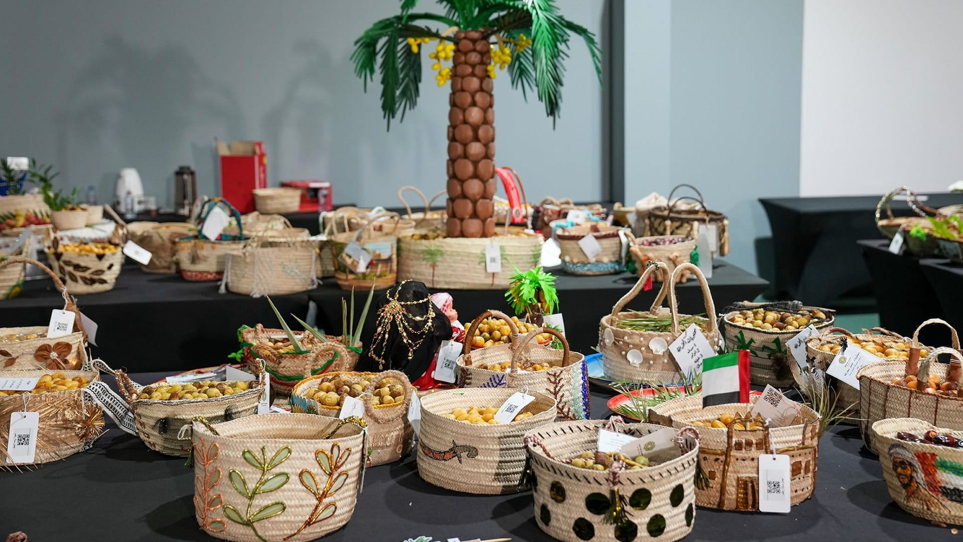 صورة بعنوان: 10 نساء يحصدن جوائز مسابقة أجمل مخرافة في مهرجان ليوا للرطب 