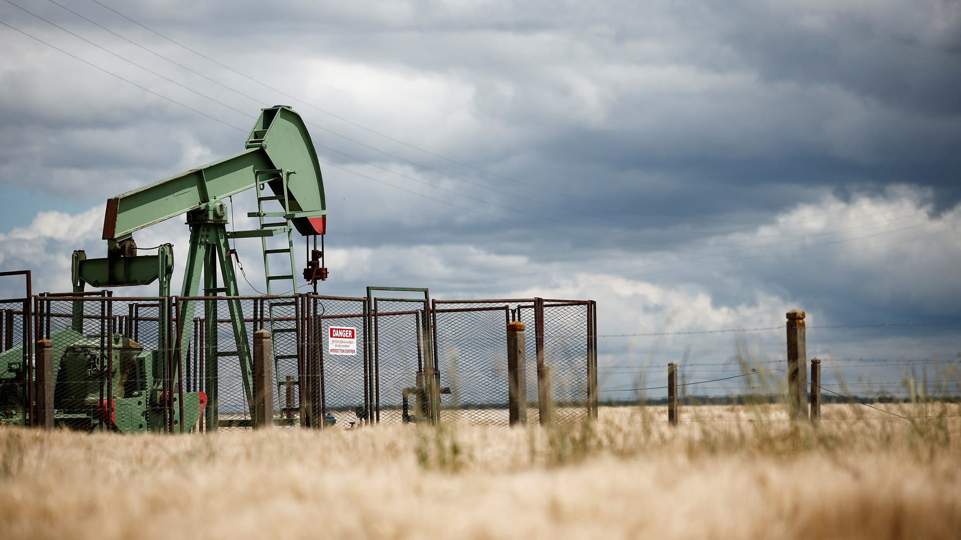 صورة بعنوان: أسعار النفط ترتفع قليلاً من أدنى مستوياتها في ستة أسابيع 