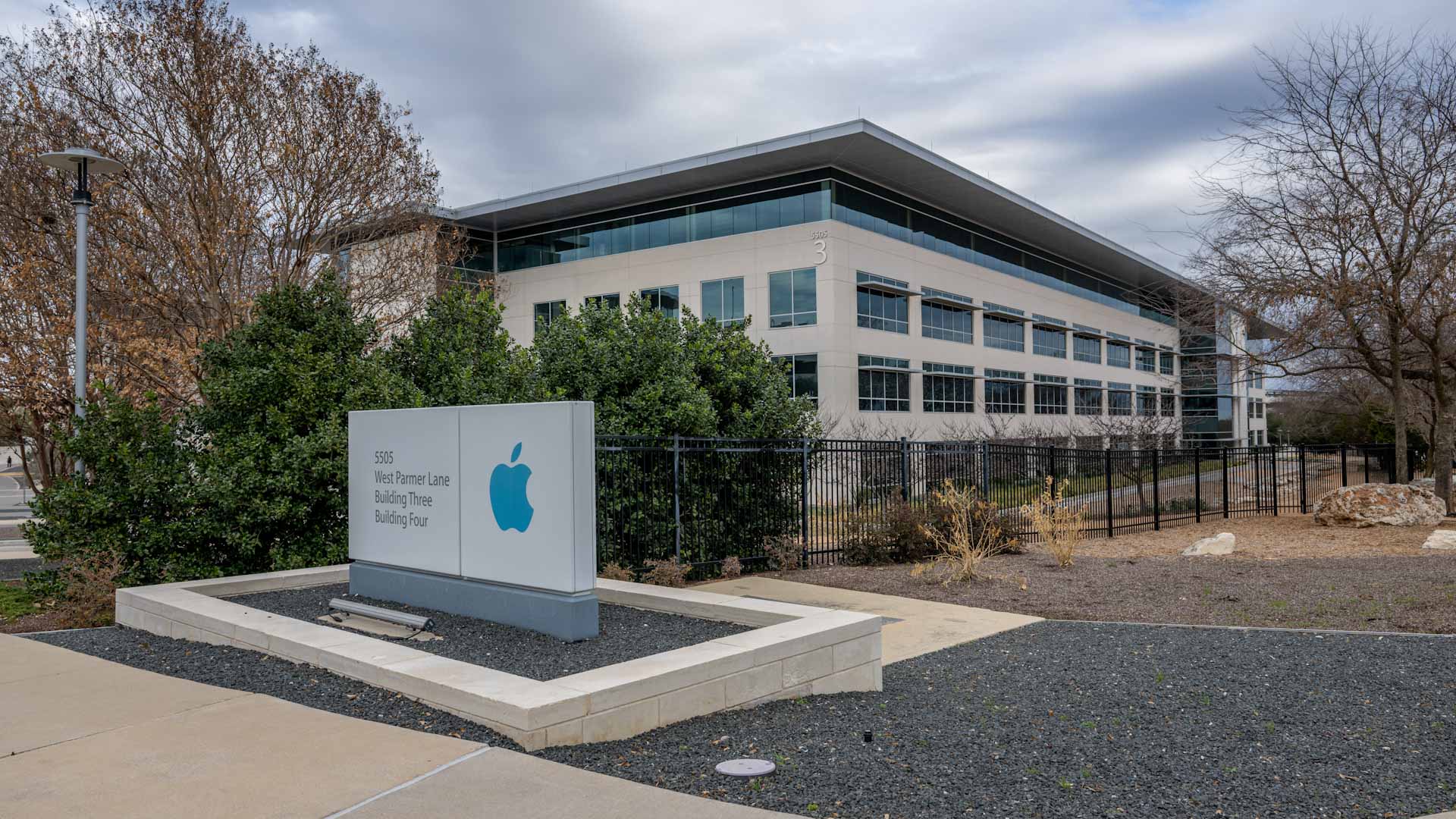 صورة بعنوان: آيفون الجديد.. آبل تطرح هاتفاً ذكياً قابلاً للطي مع بداية عام 2026 