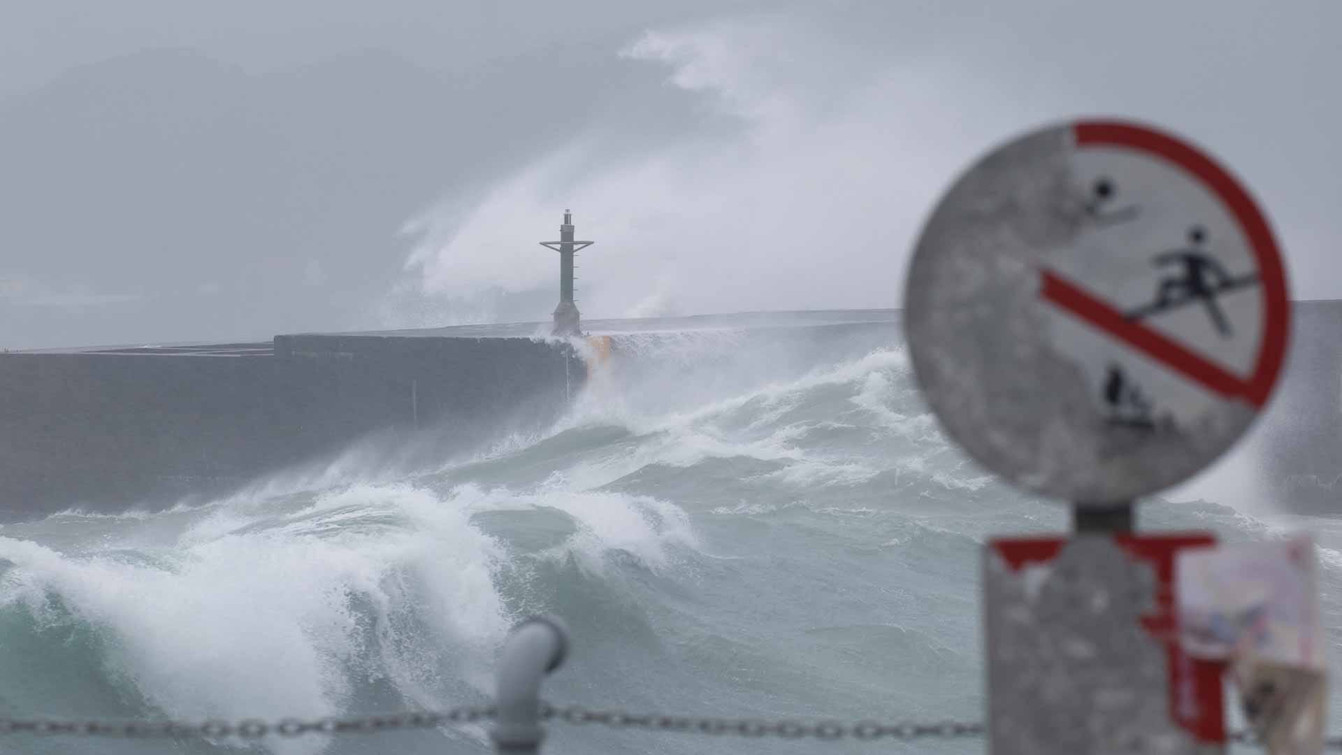 Image for the title: Taiwan braces for Typhoon Gaemi to make landfall 