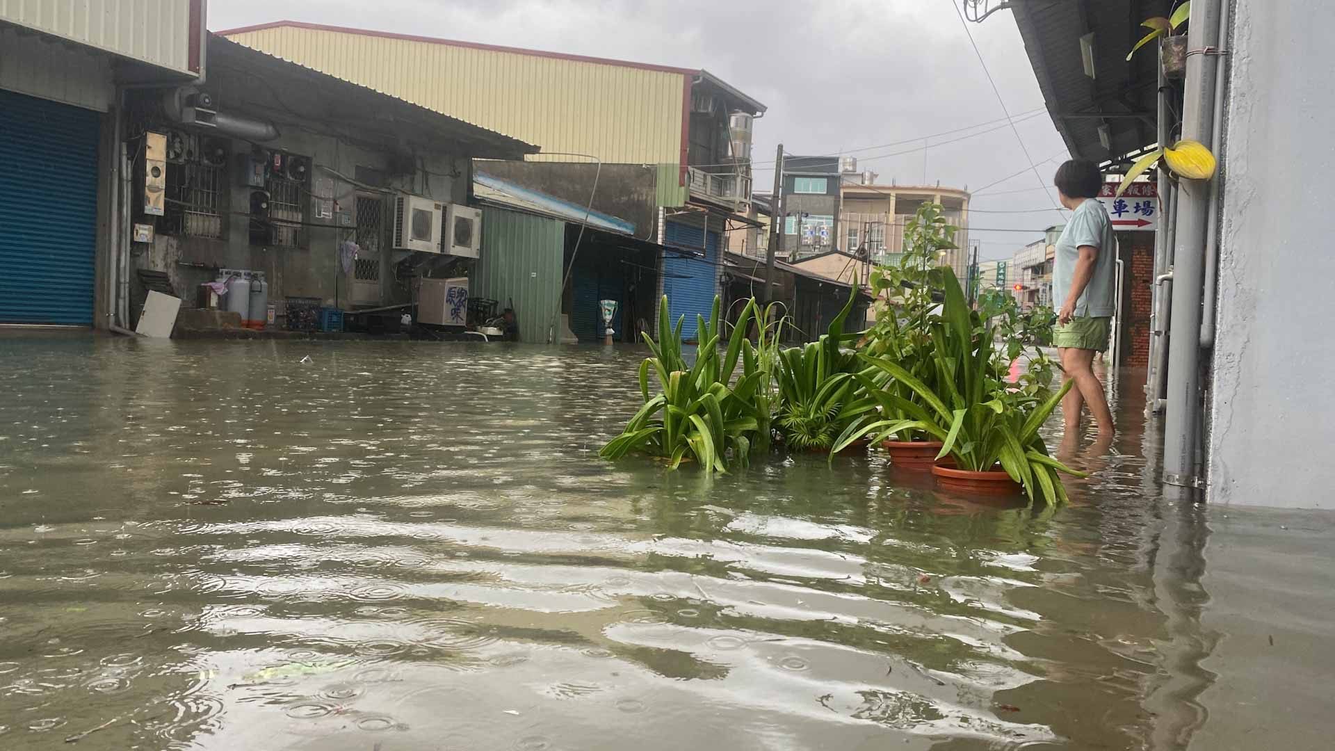 صورة بعنوان: وسط هجوم إعصار جايمي..فيضانات عارمة تكتسح تايوان وتقتل شخصين 