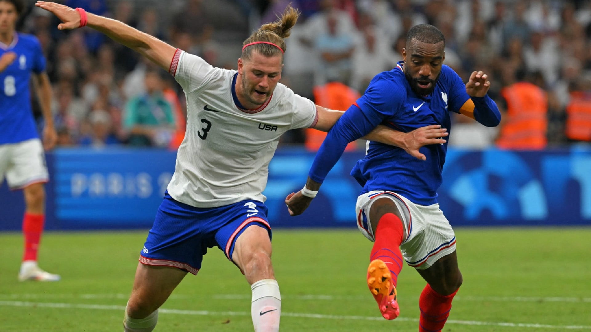 صورة بعنوان: النجم لاكازيت يقود فرنسا للفوز على أميركا في أولمبياد باريس 