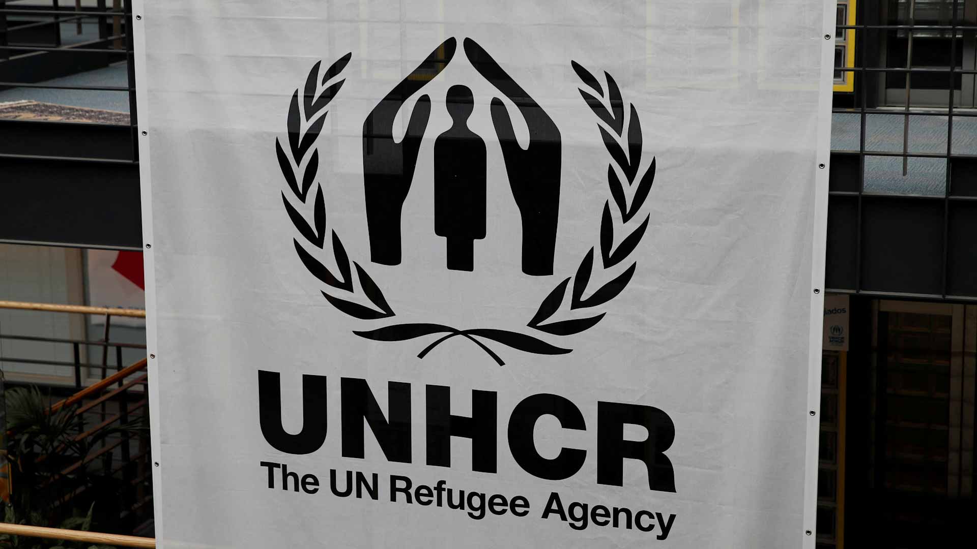 صورة بعنوان: بفعل شدة الرياح.. زورق على متنه 45 لاجئاً يغرق قبالة اليمن وينجو 4 