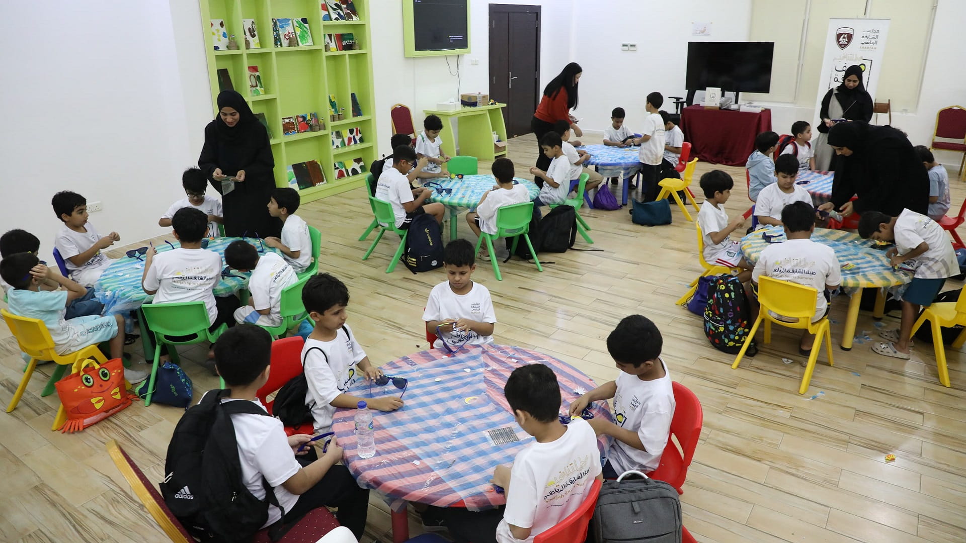 صورة بعنوان: بلدية الحمرية تنظم ورشة "نظارتي الشمسية" لمنتسبي النشاط الصيفي 