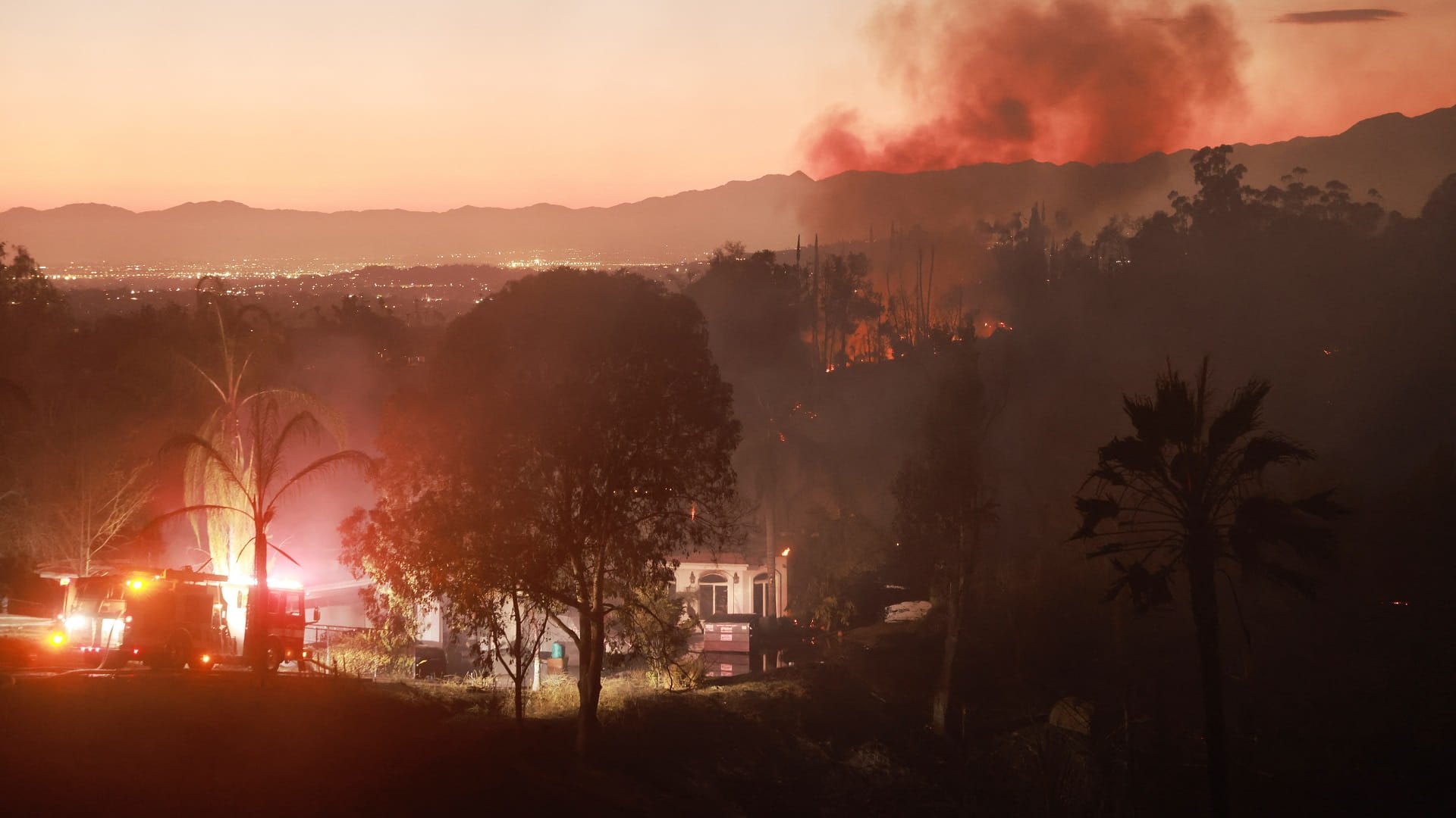 Image for the title: Thousands flee fast-spreading wildfire in northern California 