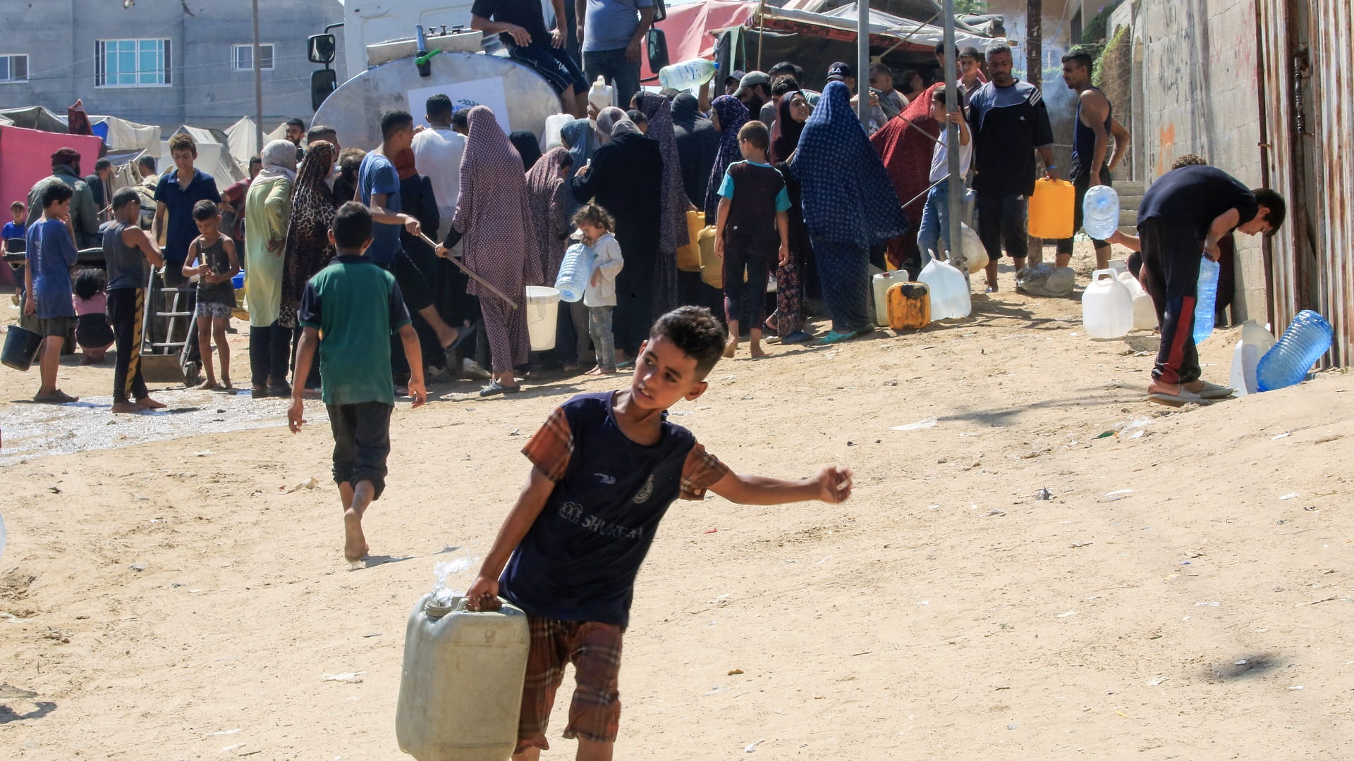 Image for the title: UN: Khan Yunis fighting displaces 180,000 Gazans in four days 