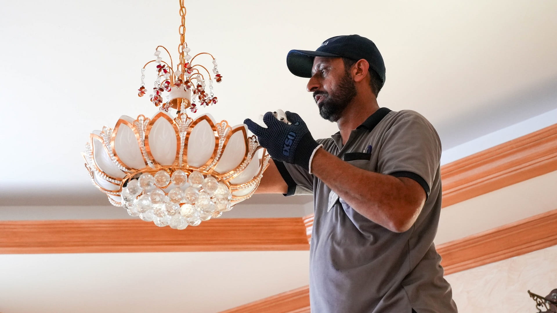 Image for the title: SEWA installs 33870 energy-saving devices in 1330 homes 