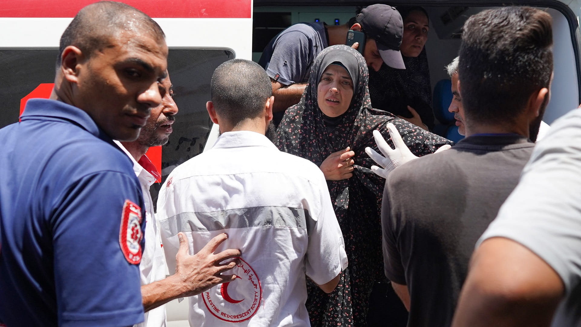 صورة بعنوان: 30 قتيلاً في قصف إسرائيلي على مدرسة في دير البلح بغزة 