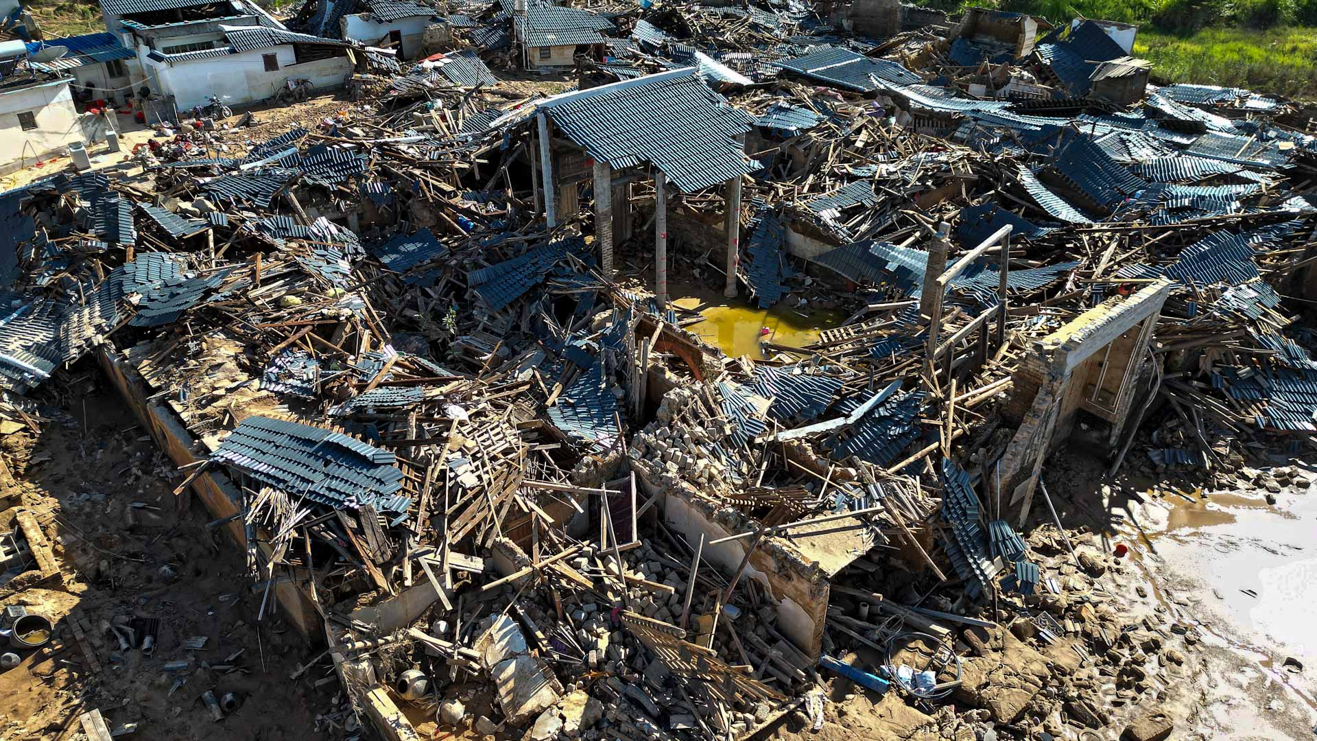 صورة بعنوان: بعد تعرض الصين لضربة قوية من جايمي.. انهيار أرضي يبتلع 12 شخصاً 