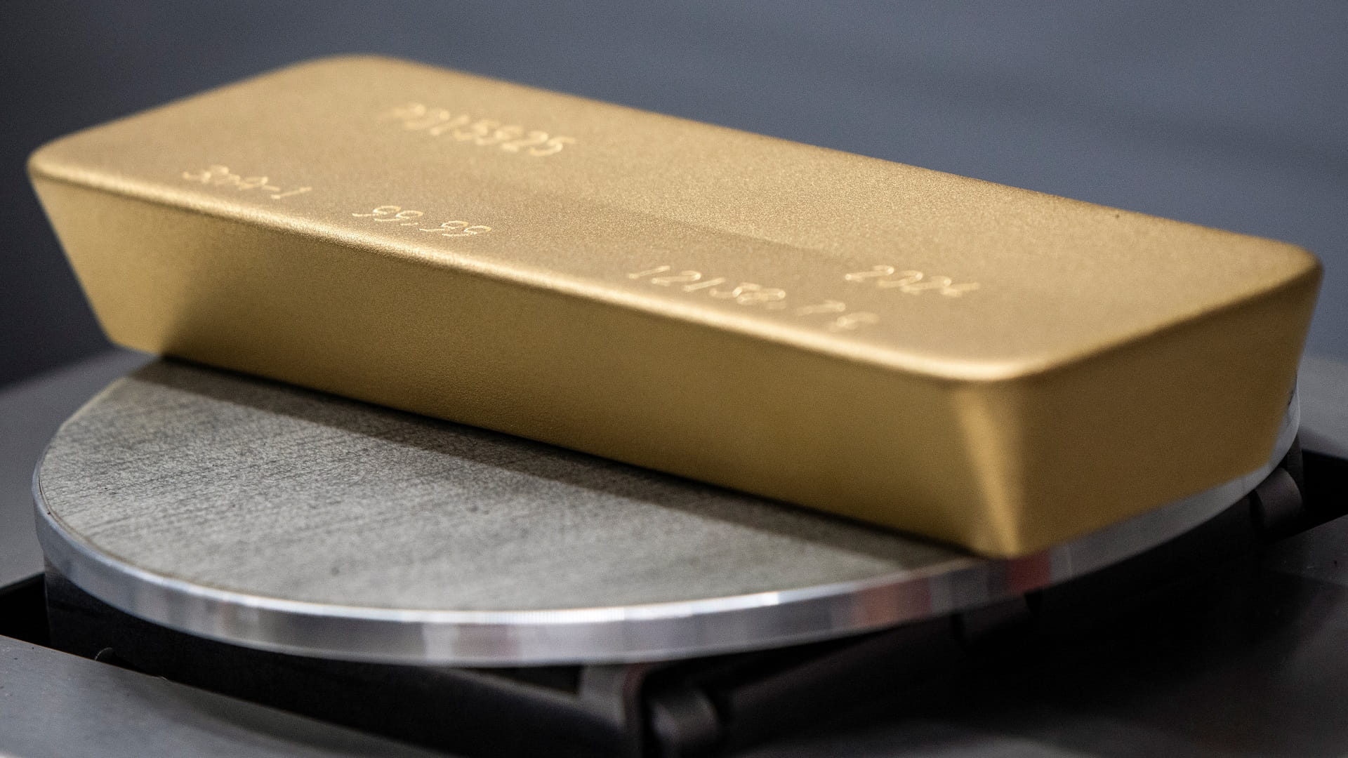 صورة بعنوان: الذهب يرتفع بفعل آمال خفض أسعار الفائدة الأميركية ومخاطر جيوسياسية 