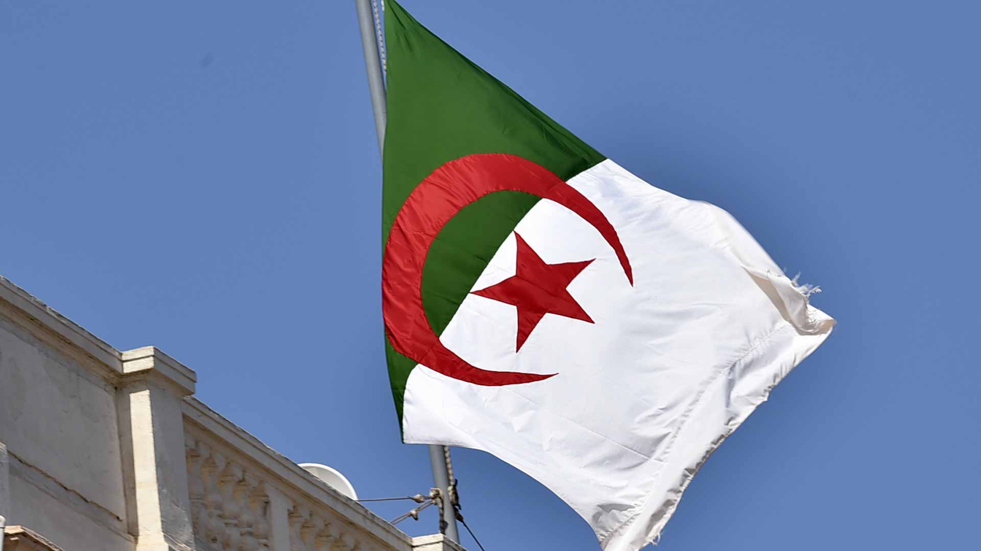 صورة بعنوان: الجزائر تقرر سحب سفيرها من فرنسا بعد دعم سيادة المغرب على الصحراء 